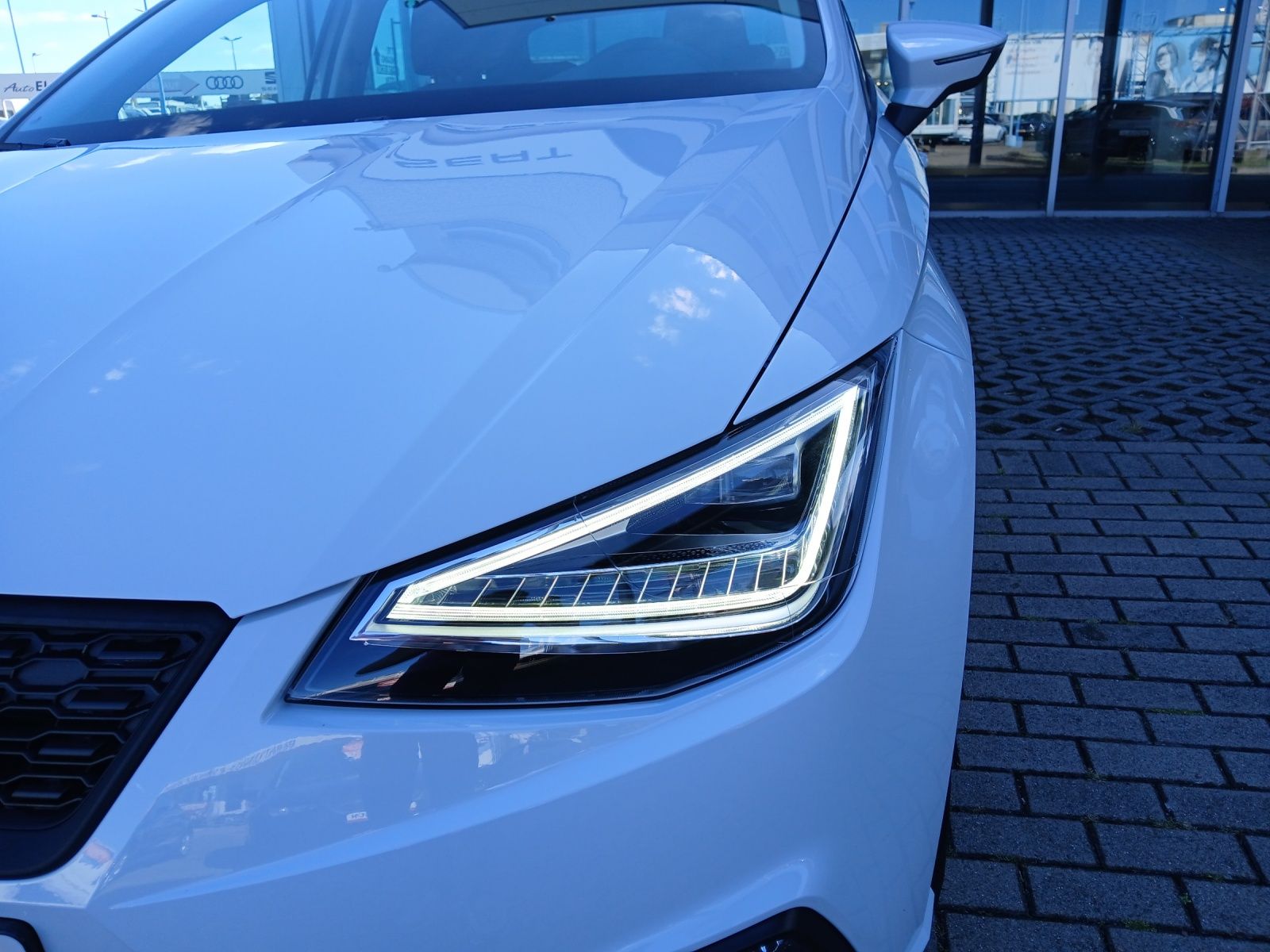 Fahrzeugabbildung SEAT Ibiza Road Edition TSI DSG LED ACC Navi RFK SH A