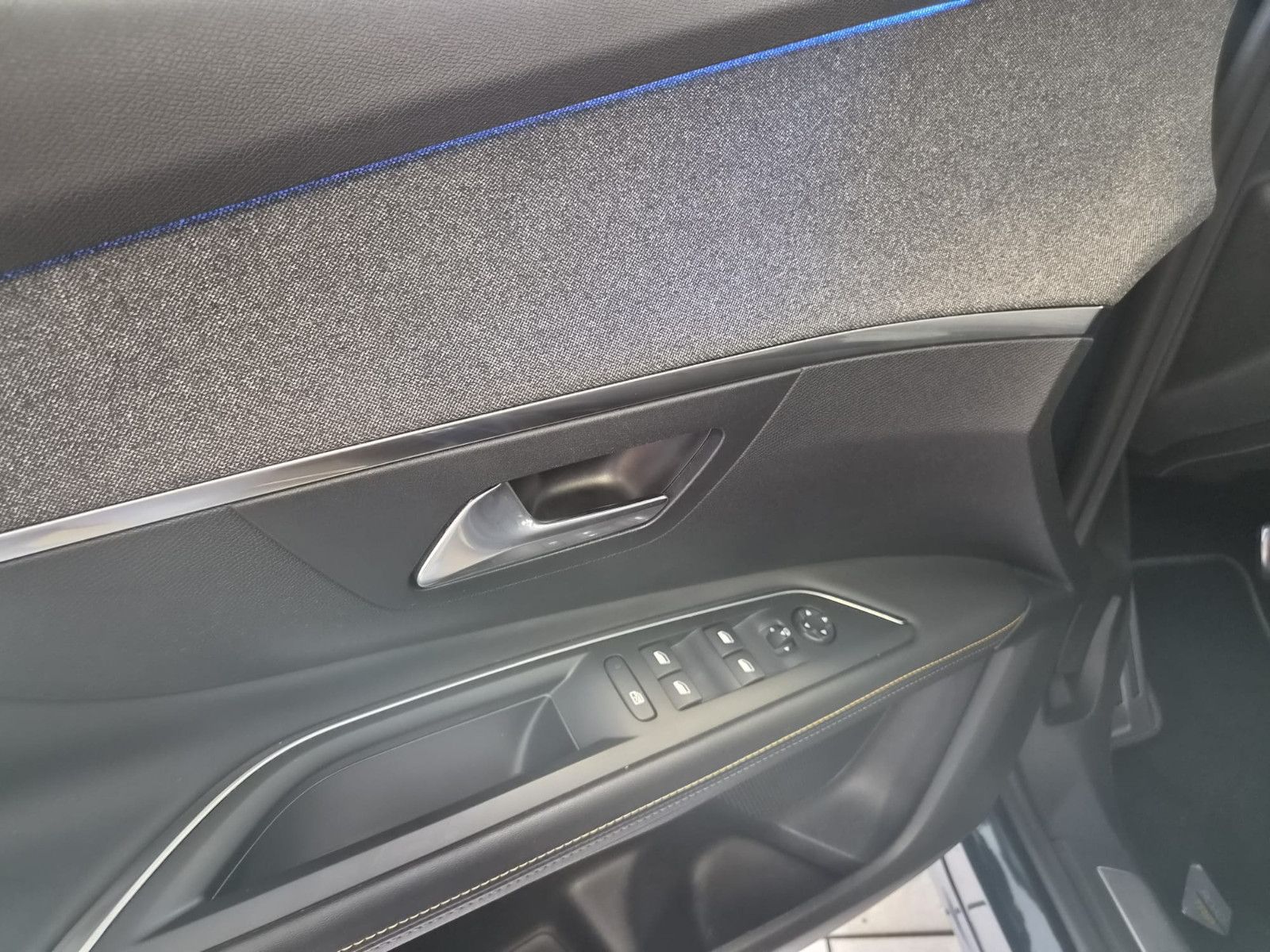 Fahrzeugabbildung Peugeot 3008 Hybrid 225 Roadtrip / LED/KAMERA/GARANTIE