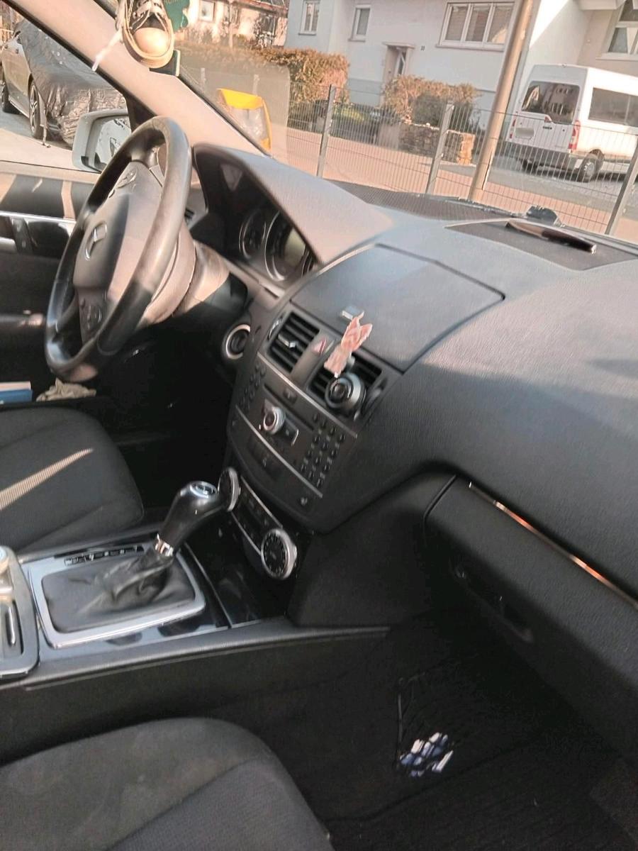 Mercedes-Benz C200 2010 — engine 136 HP (100kW)