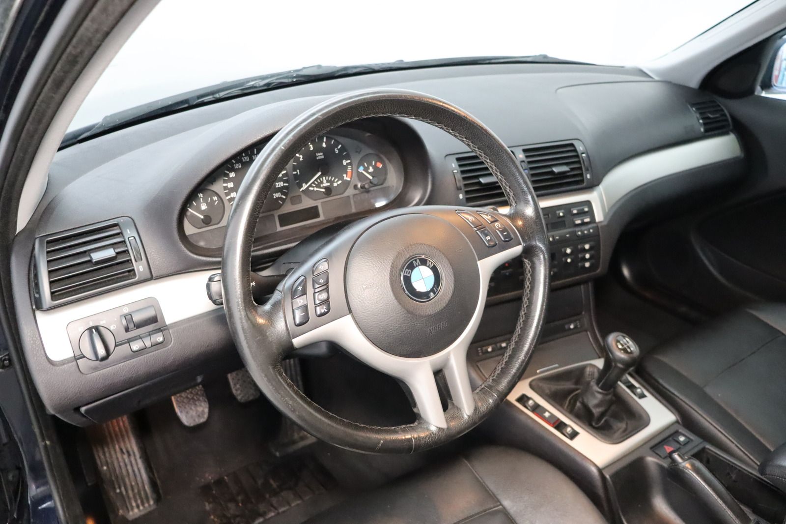 Fahrzeugabbildung BMW 320 i * Xenon * Leder * Sitzhzg. PDC