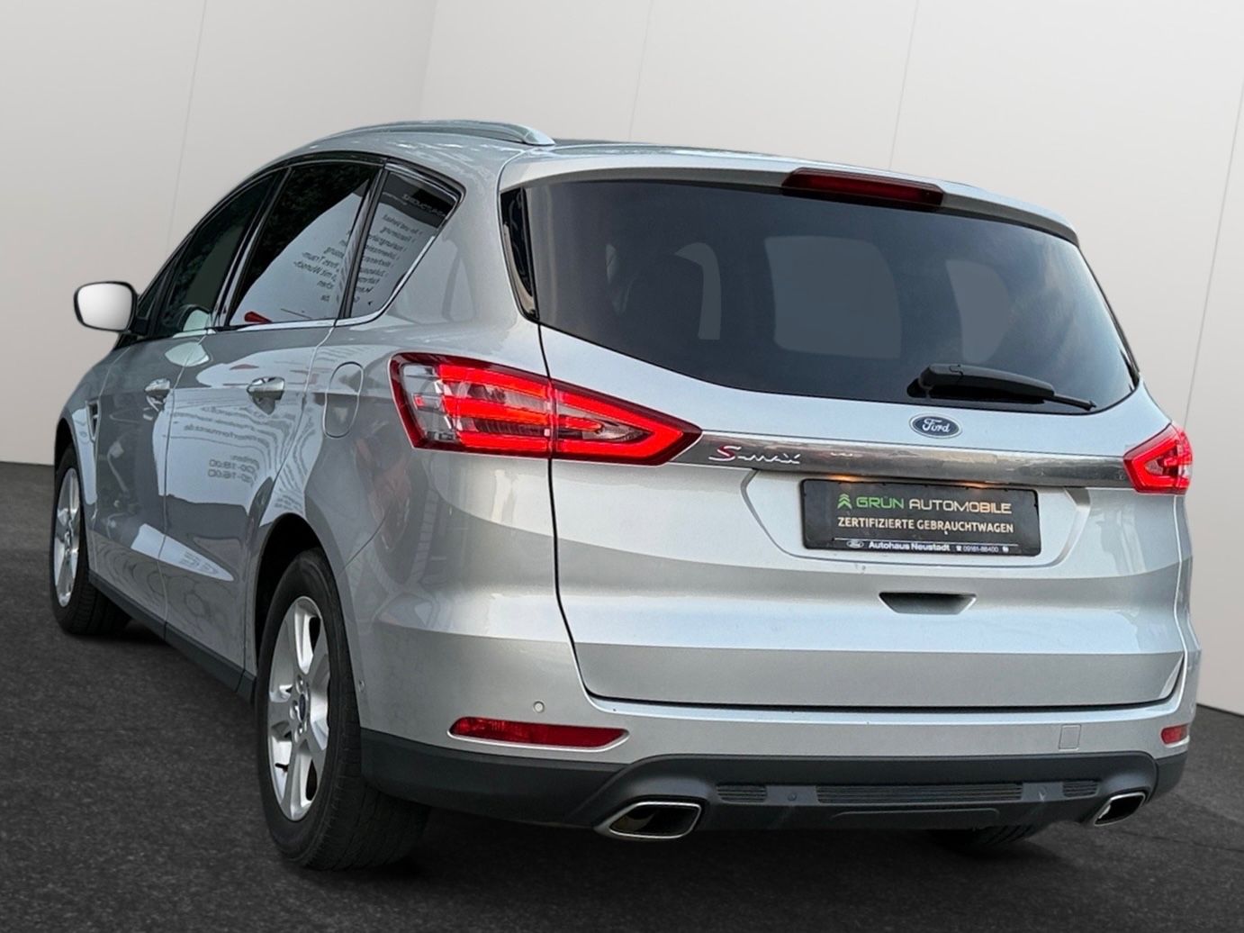 Fahrzeugabbildung Ford S-MAX Titanium/LED/AHK/7-Sitzer/8.Fach/Automatik