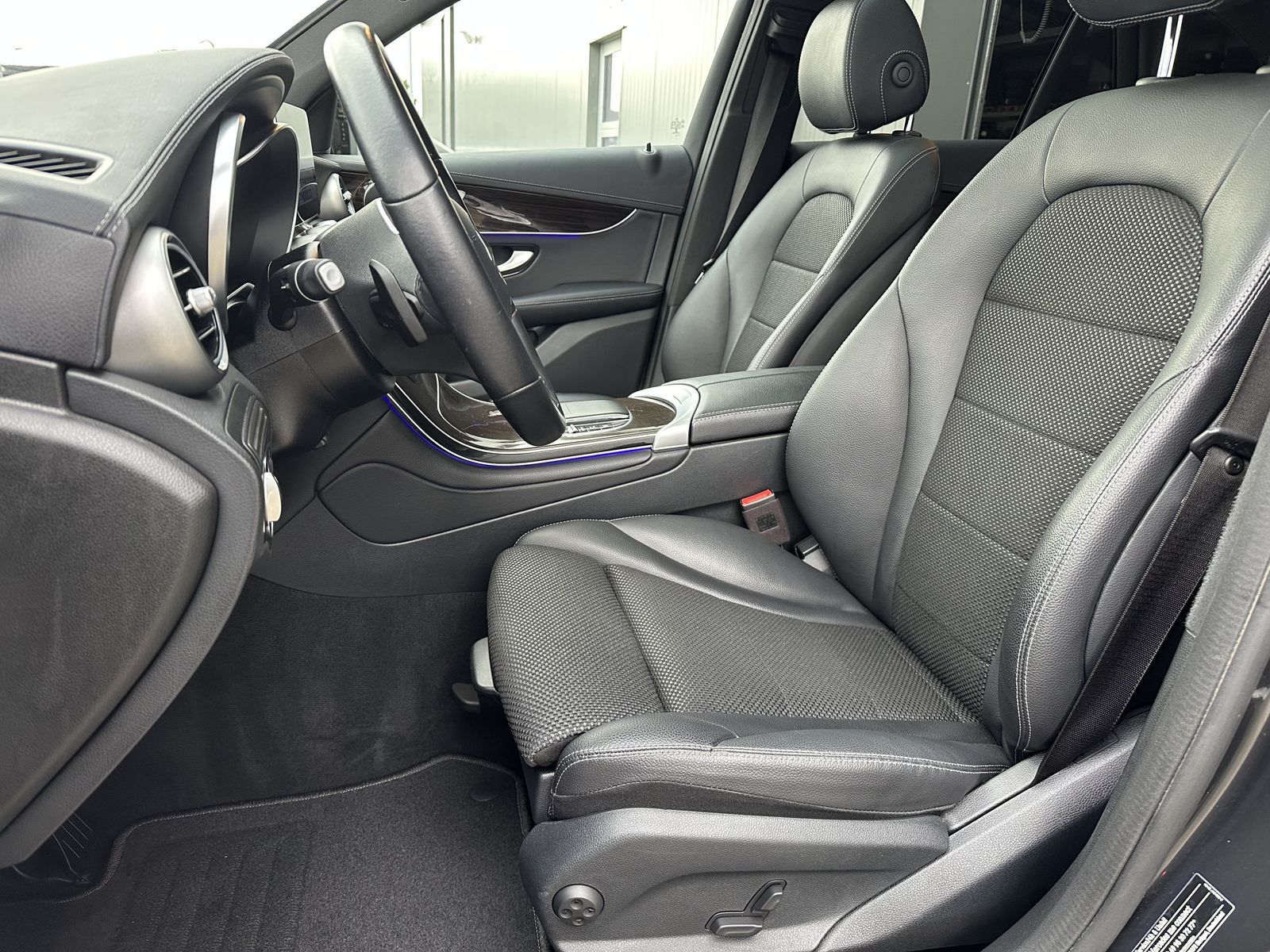 Fahrzeugabbildung Mercedes-Benz GLC 300e 4Matic Luxury NAV+LED+PANO+19ZOLL+1HD