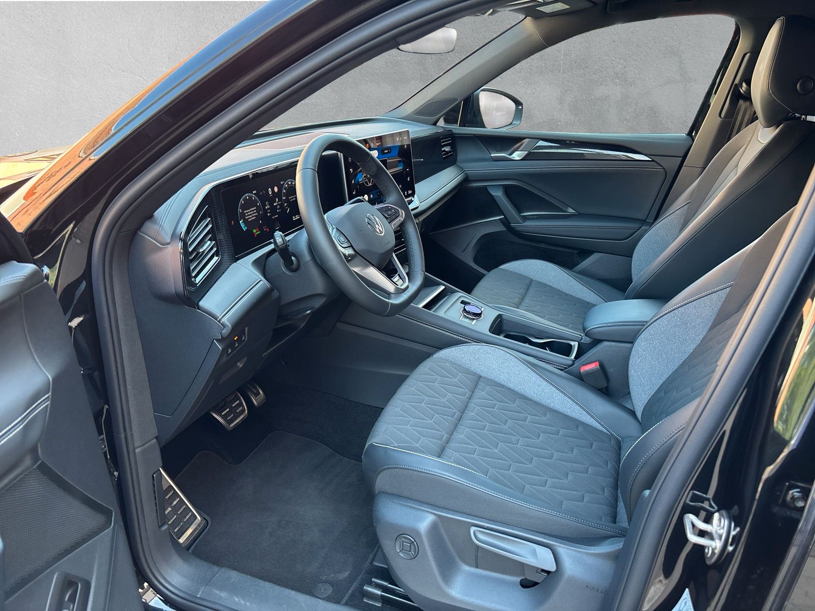 Fahrzeugabbildung Volkswagen Tiguan 1.5 eTSI Goal AHK IQ-Light Keyless Kamera