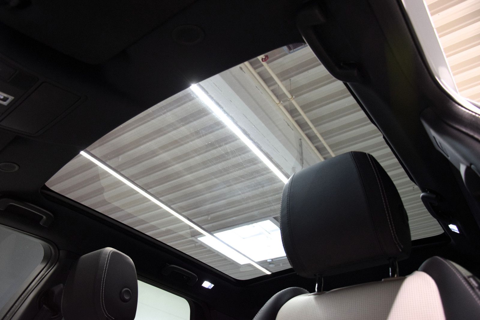 Fahrzeugabbildung Land Rover Discovery Sport R-Dynamic D 200 AWD Pano 360°AHK