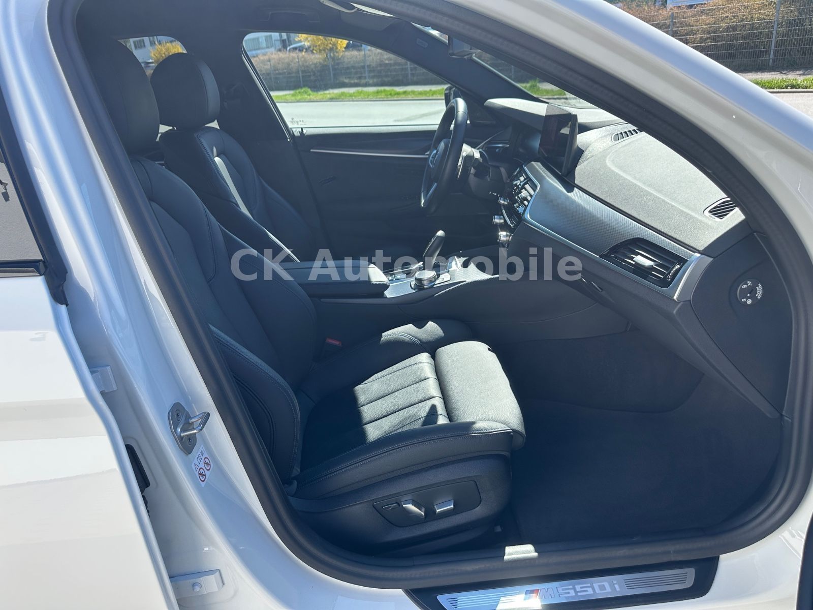 Fahrzeugabbildung BMW M550i xDrive Lim./Shadow-Line/Navi/Leder/LED/Kam