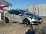 Kia CEED*KLIMA*UEFAEURO*SHZ*NAVI*BT*RÜCKFAHRKAMERA*' - silberne Kia cee'd / Ceed
