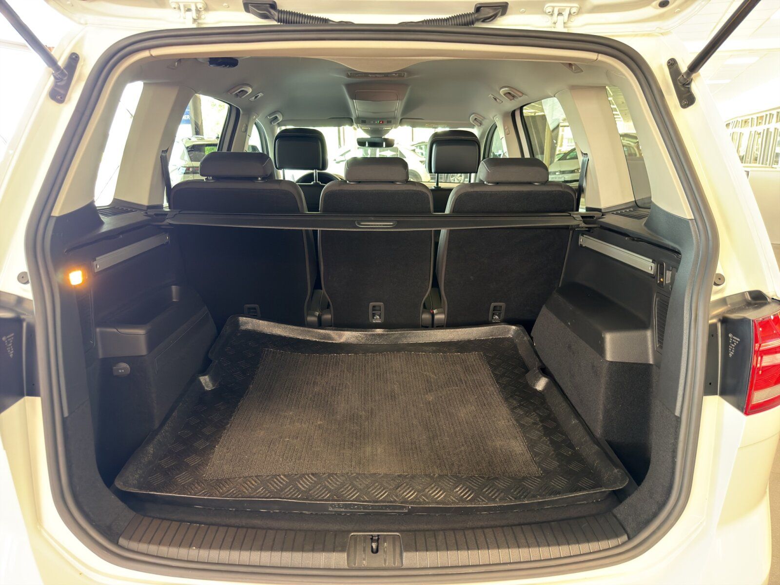 Fahrzeugabbildung Volkswagen Touran Active 1.5 TSI DSG AHK APP Kamera