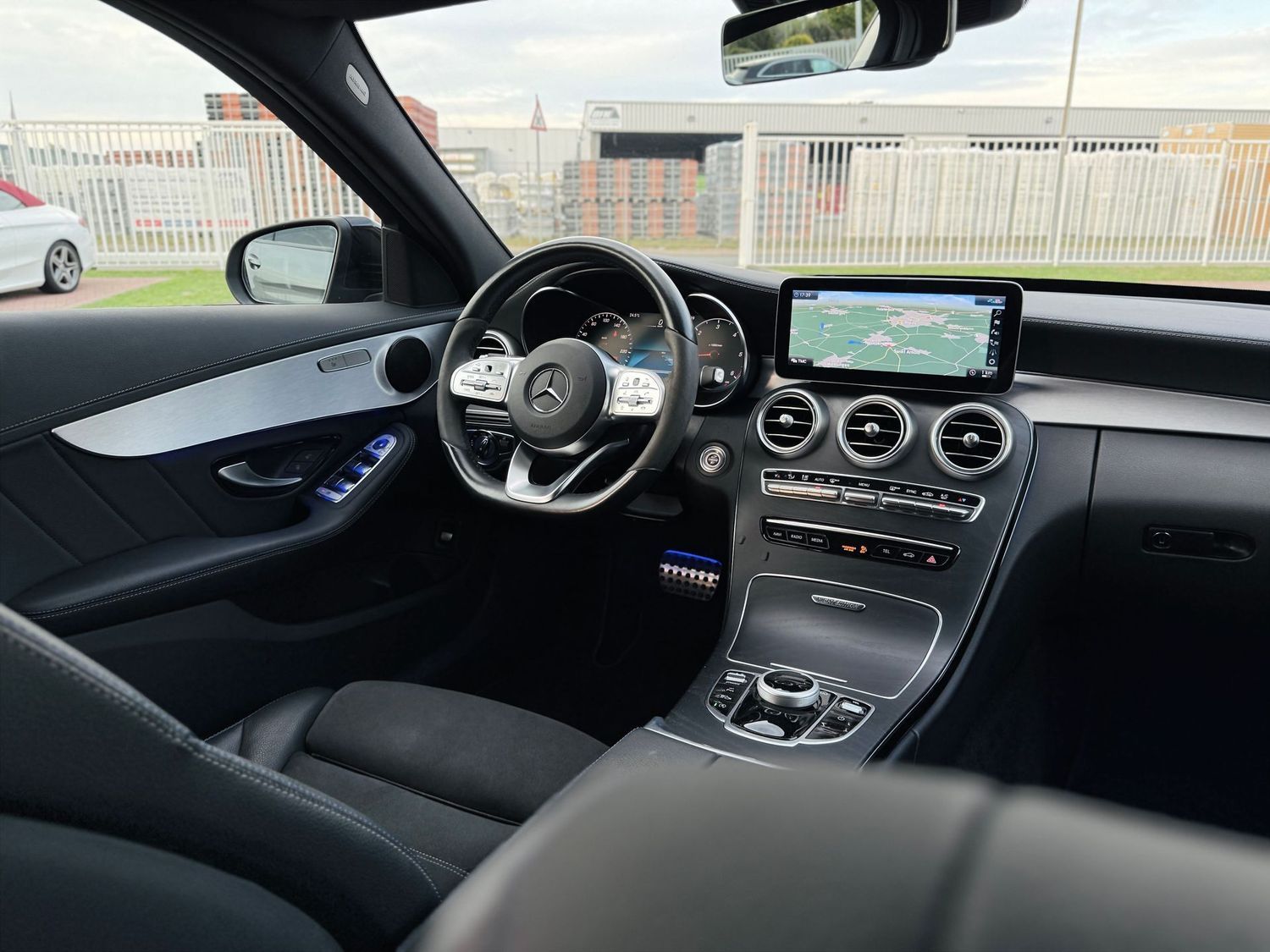 Fahrzeugabbildung Mercedes-Benz C 220 T d AMG NIGHT Edition - AHK schw., Distron