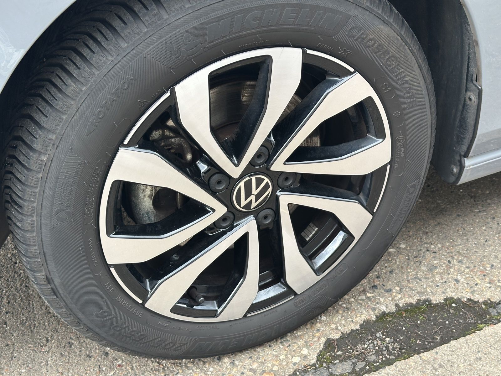 Fahrzeugabbildung Volkswagen Golf VIII Variant eTSI Active DSG NAVI AppConnec