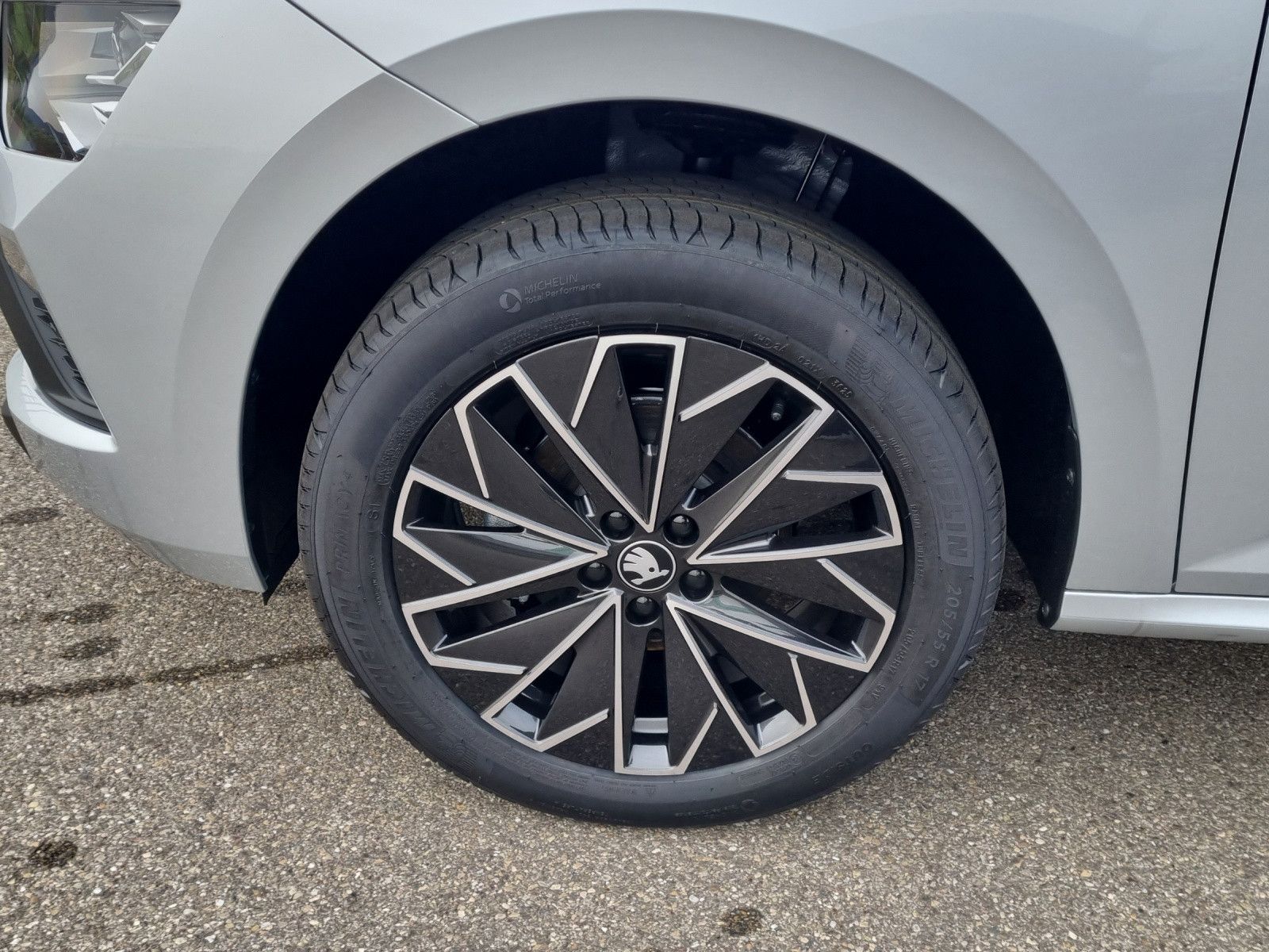 Fahrzeugabbildung SKODA Kamiq Tour 1,0 TSI 85KW/110PS Fahrassi Clever