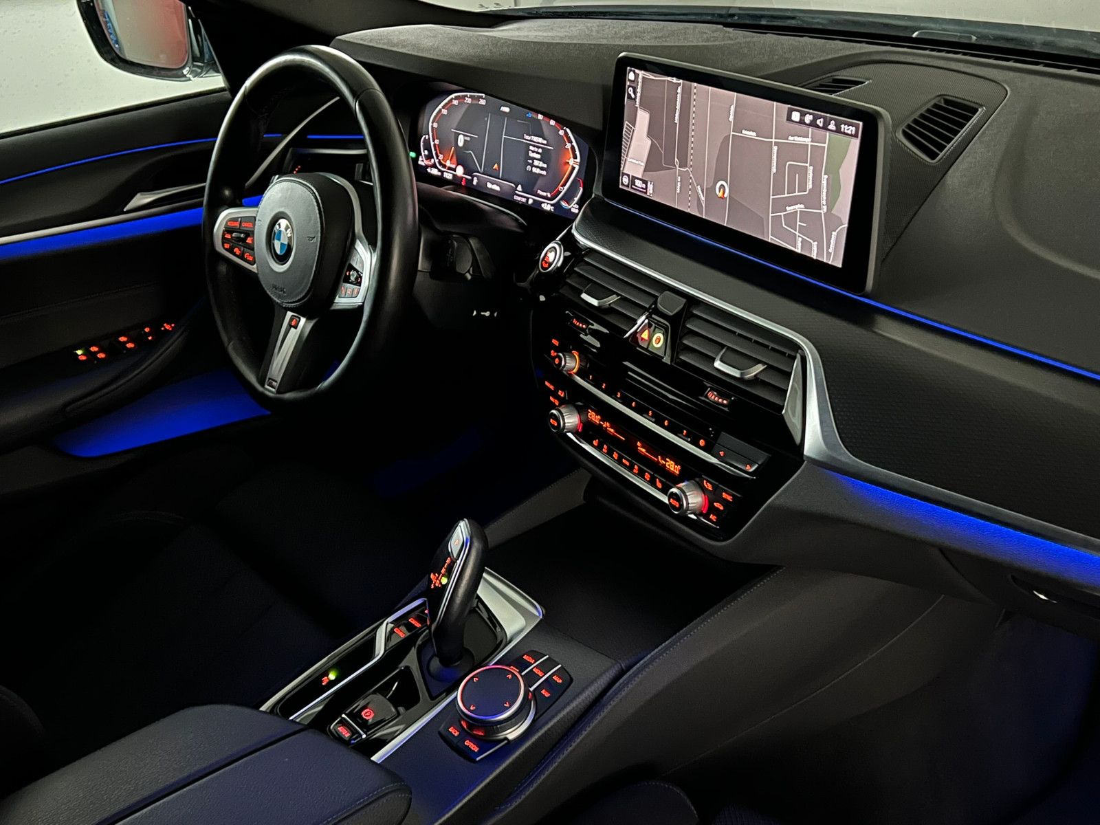 Fahrzeugabbildung BMW 520 d xDrive M SPORT/STHZ/LED/ACC/AHK/AMBIENTE