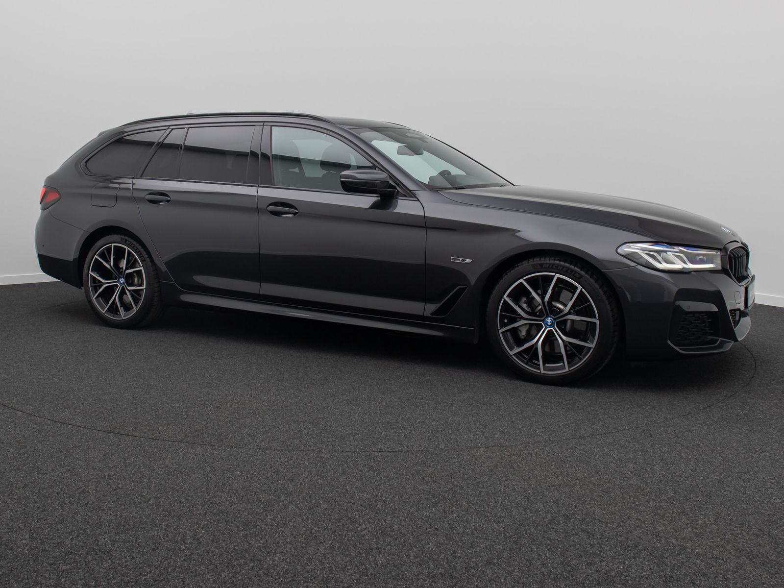 Fahrzeugabbildung BMW 530e M Sport Laser DAB HiFi HUD DispKey Panorama
