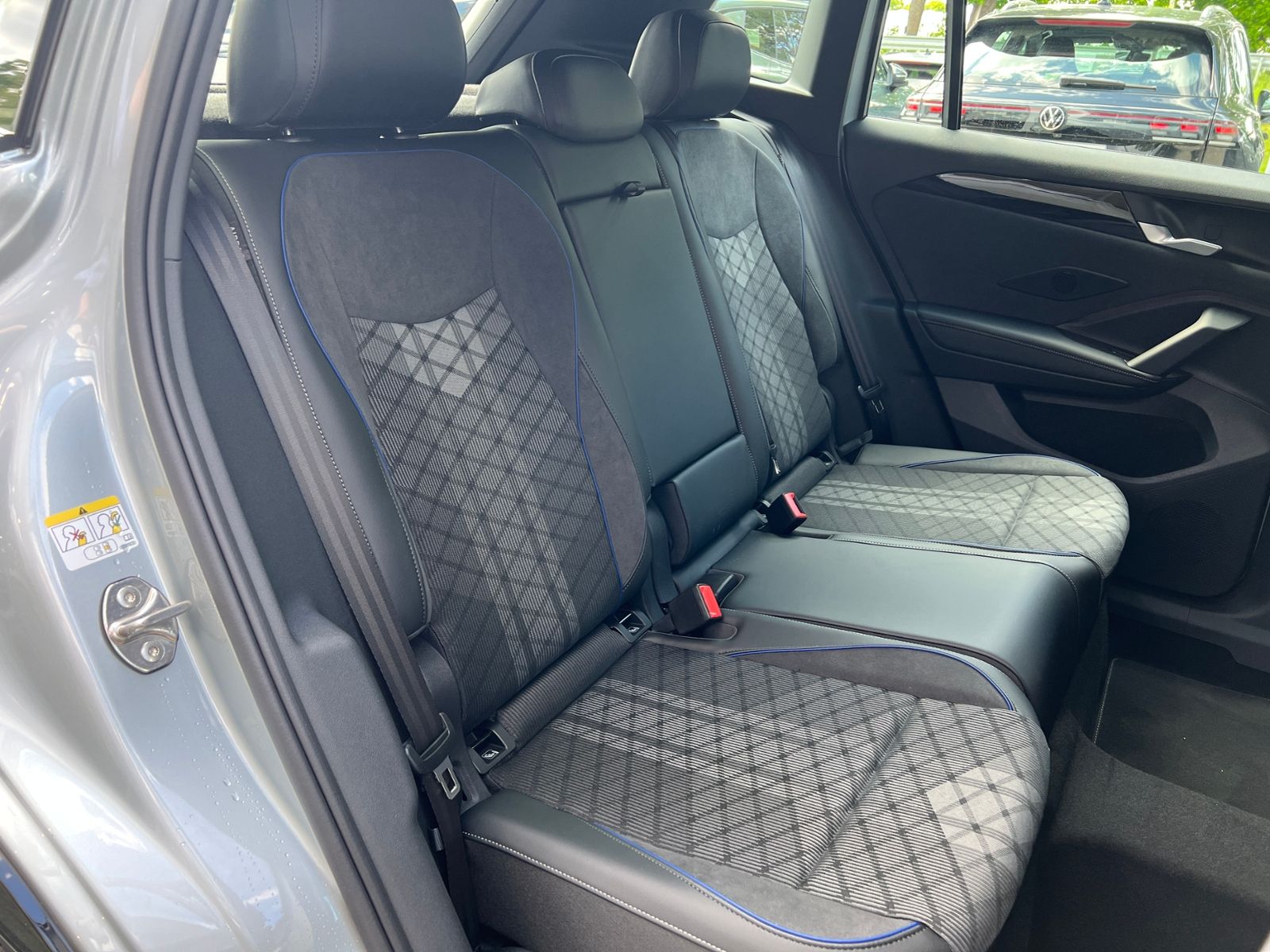 Fahrzeugabbildung Volkswagen Tiguan R-Line 1.5 eTSI DSG *AHK, IQ.Light, ACC,