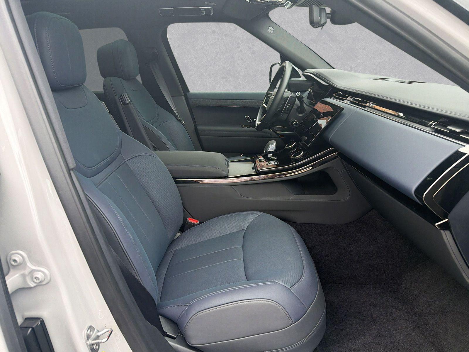 Land Rover Range Rover Sport P510e First Edition Stand Hzg.