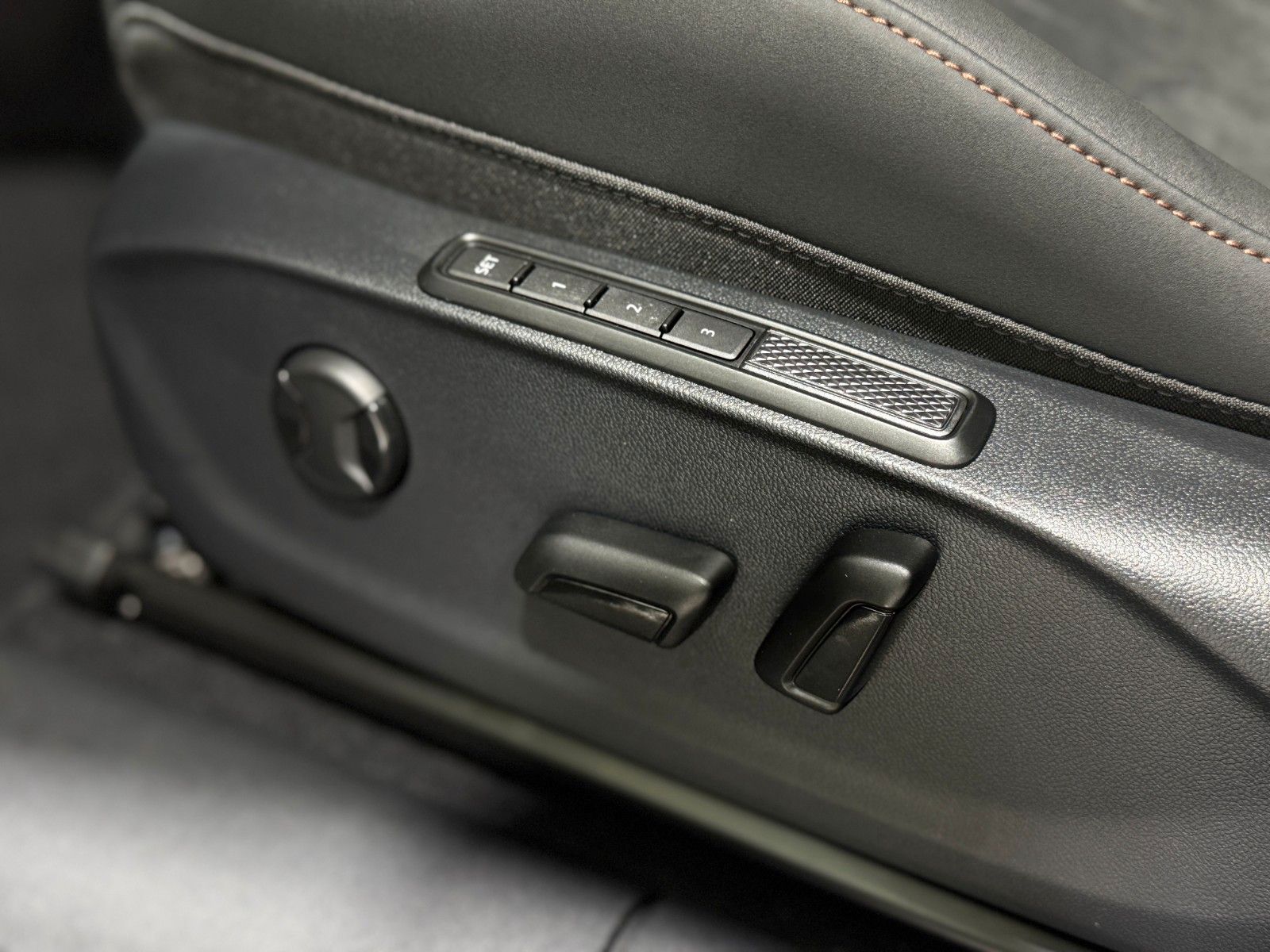 Fahrzeugabbildung CUPRA Terramar 2.0 TSI-4Drive-VZ-AHK-Memory