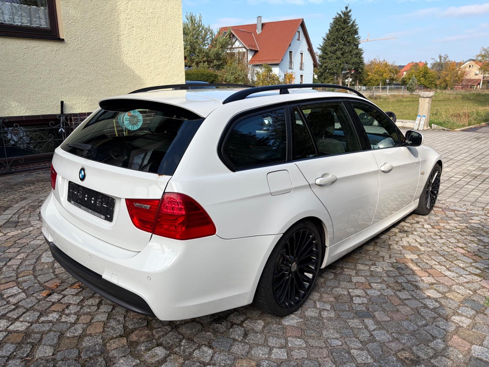 BMW 318 2010 — interior