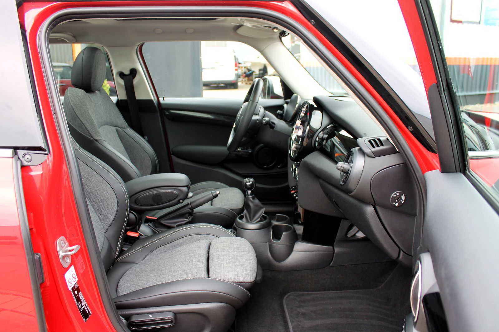 Fahrzeugabbildung MINI Cooper Classic-Trim 5-trg. LED PANO HUD CarPlay