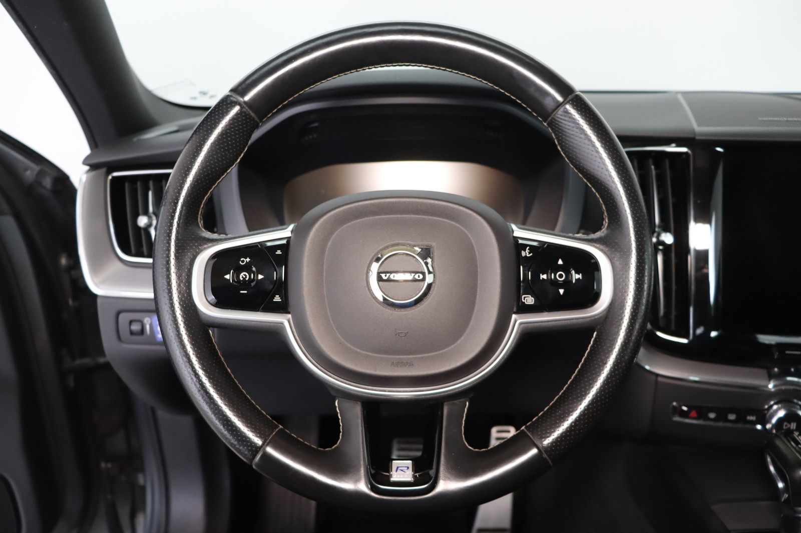 Fahrzeugabbildung Volvo XC60 D4 AWD R - Design aus 1. Hand