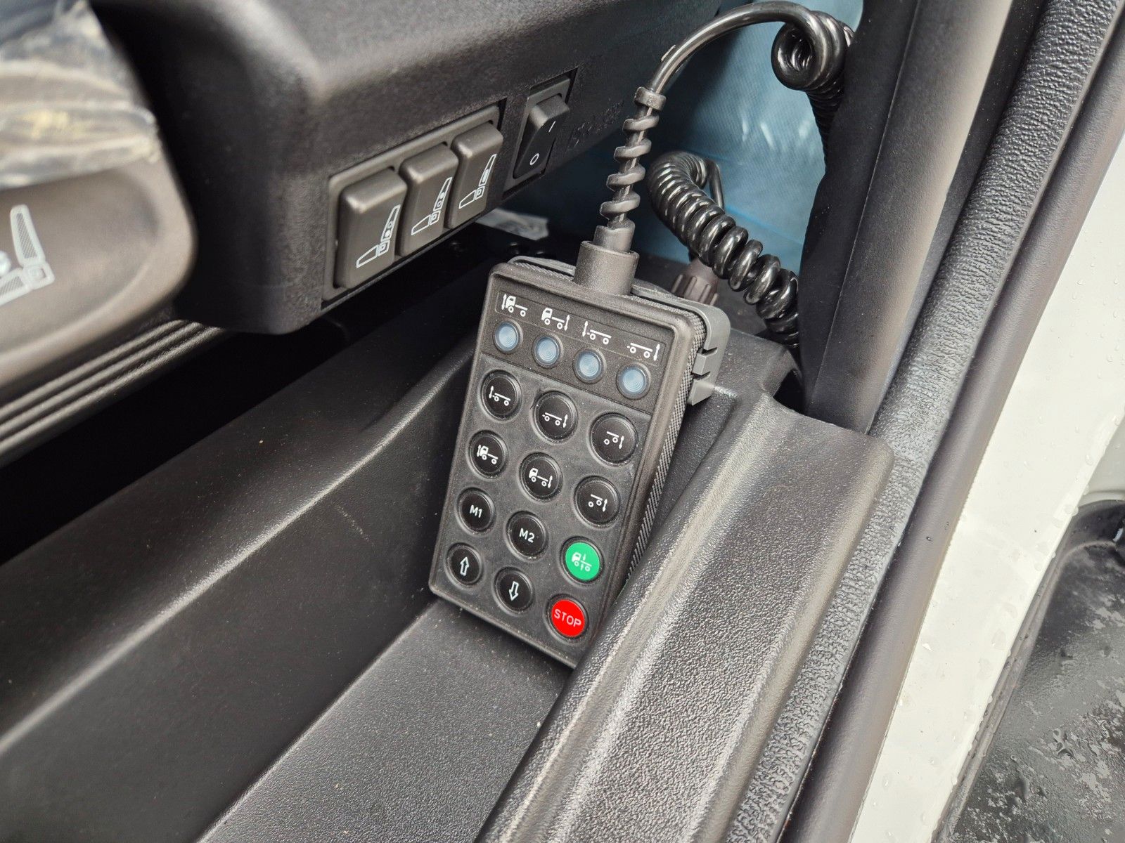 Fahrzeugabbildung Iveco Eurocargo ML120EL25/P Böse Schiebeplanen LBW AHK