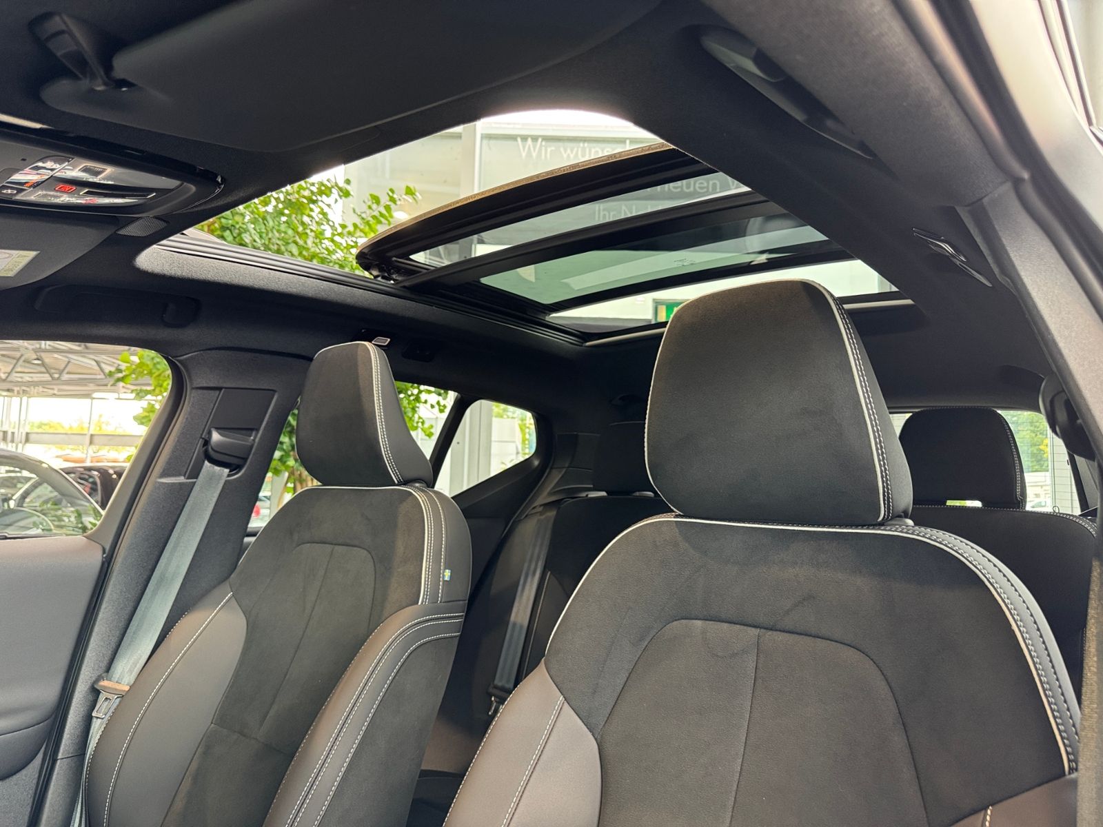 Fahrzeugabbildung Volvo XC40 Plus Dark 2WD NAVI LED AHK PANO