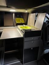 Volkswagen T5 California Beach mit Campingzubehör - schwarze Volkswagen T5 California