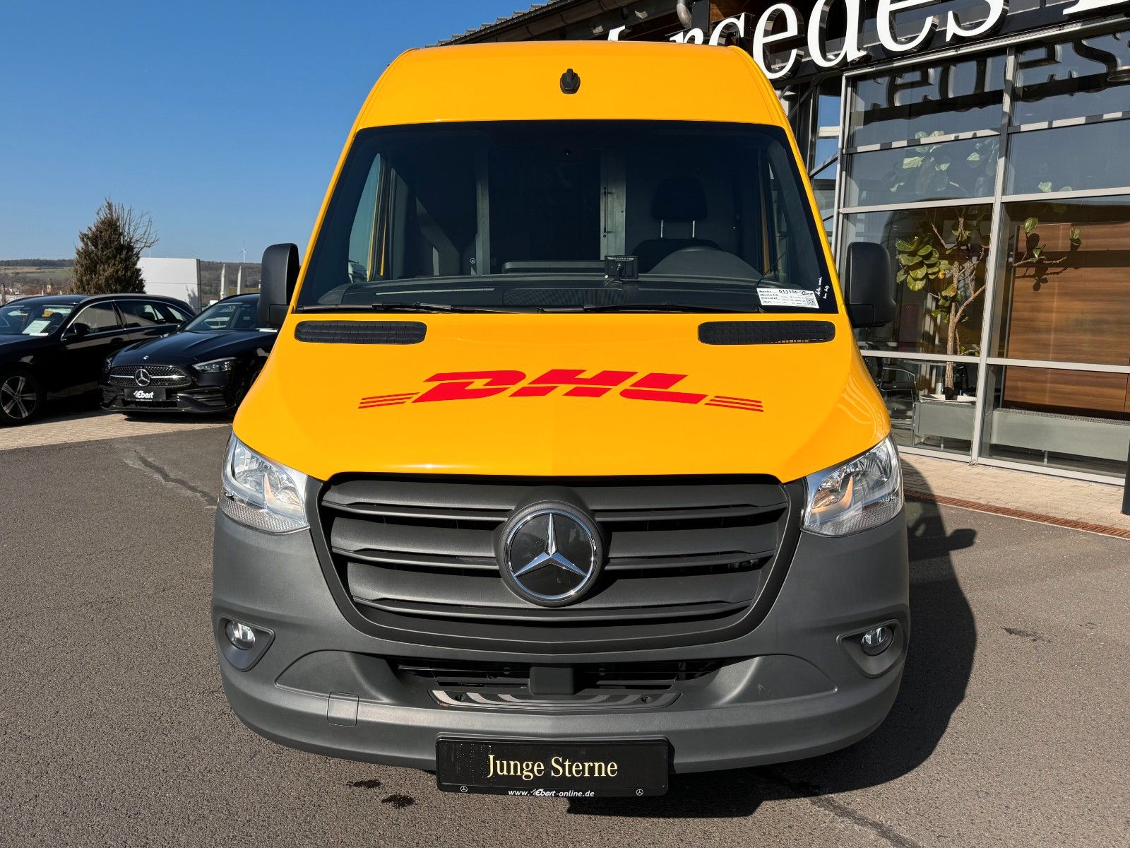 Fahrzeugabbildung Mercedes-Benz eSprinter 312 DHL Regal KEP-Ausbau