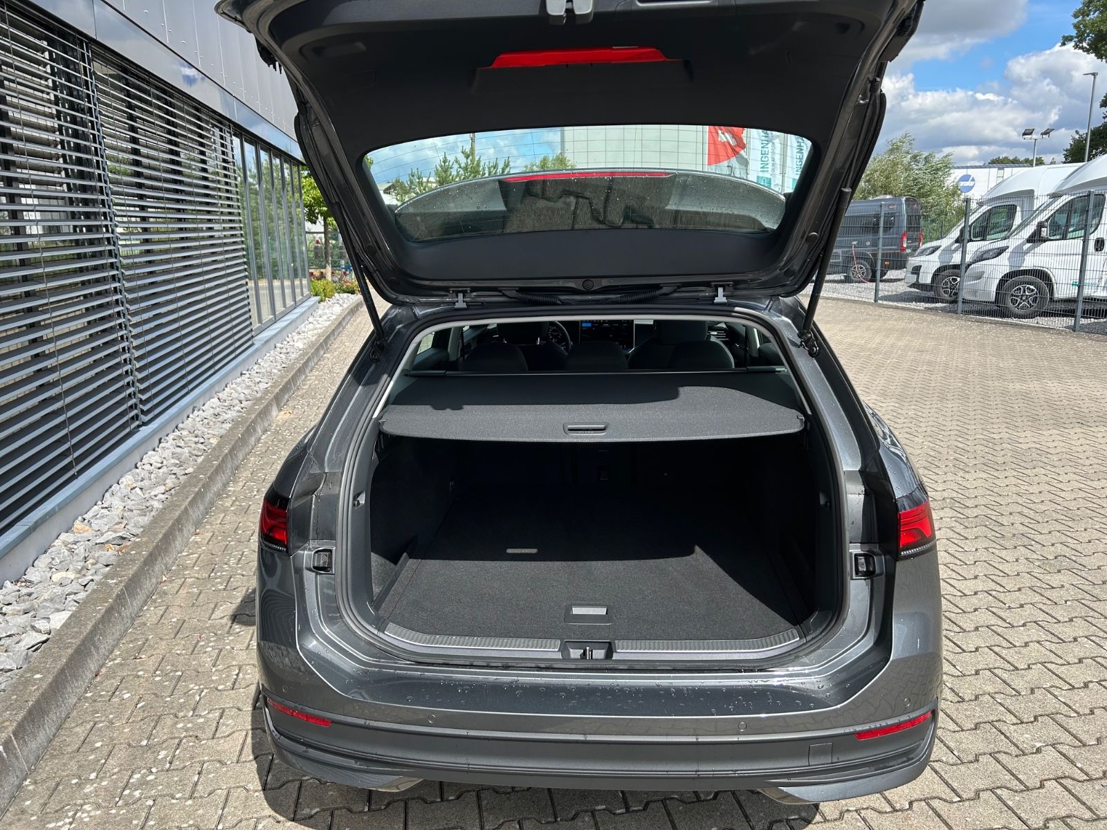 Fahrzeugabbildung Volkswagen Passat Variant 1.5 eTSI DSG Navi Shz