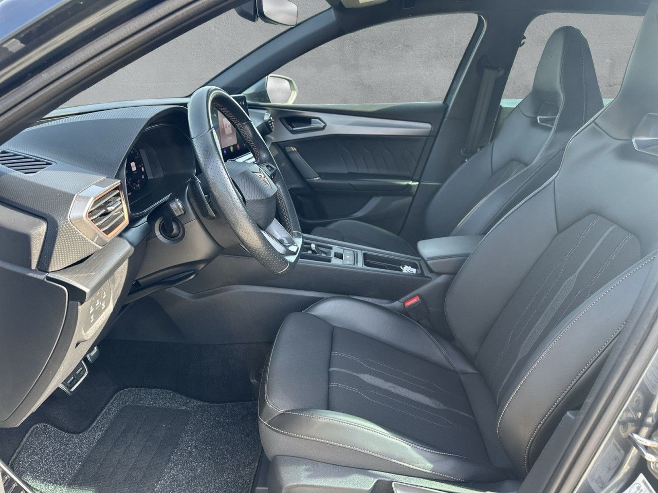 Fahrzeugabbildung CUPRA Leon Sportstourer VZ 2.0 TSI 245 PS 7-Gang-DSG - mit KI generiert/bearbeitet