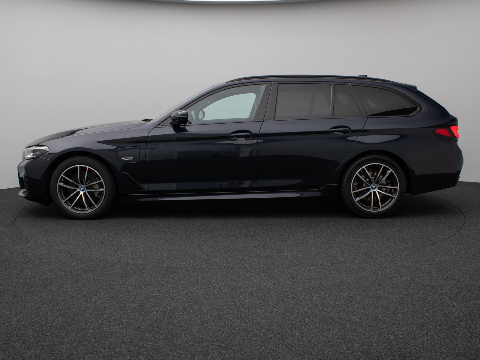 Fahrzeugabbildung BMW 530e xD M Sport Panorama Kamera HUD DAB HiFi