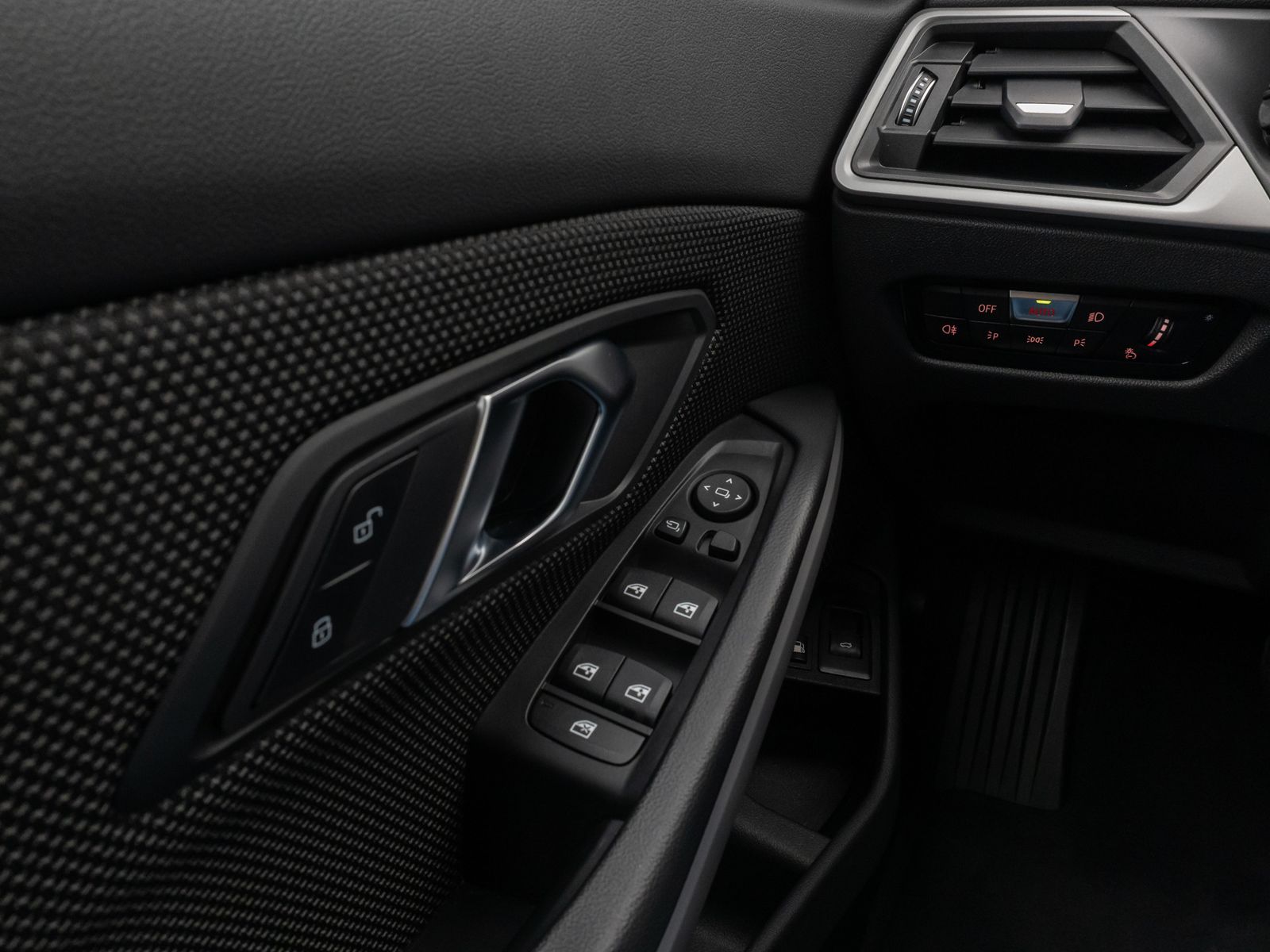 Fahrzeugabbildung BMW 330e xD DAB CockPit+ PDC Geschwindigkeitsreg