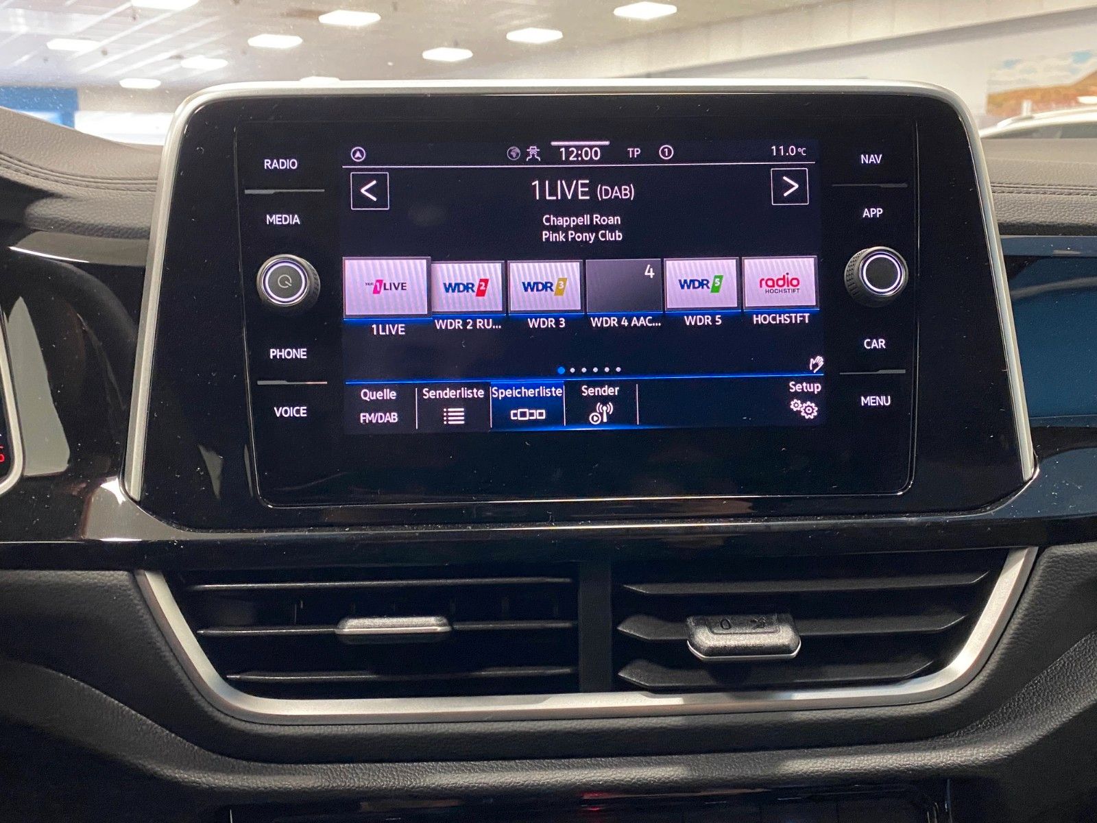 Fahrzeugabbildung Volkswagen T-Roc 1.5 TSI DSG R-Line+ACC+iQ Light MATRIX+18"