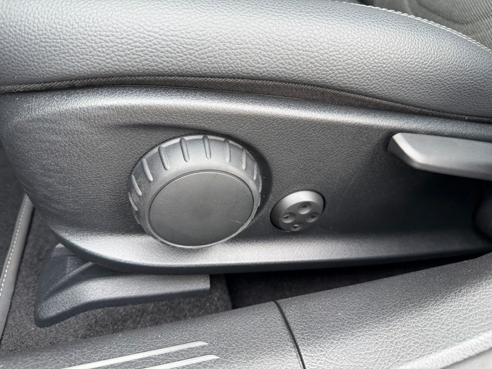 Fahrzeugabbildung Mercedes-Benz A 200 Progressive R-Kamera+LED+DAB+IHC+MBUX