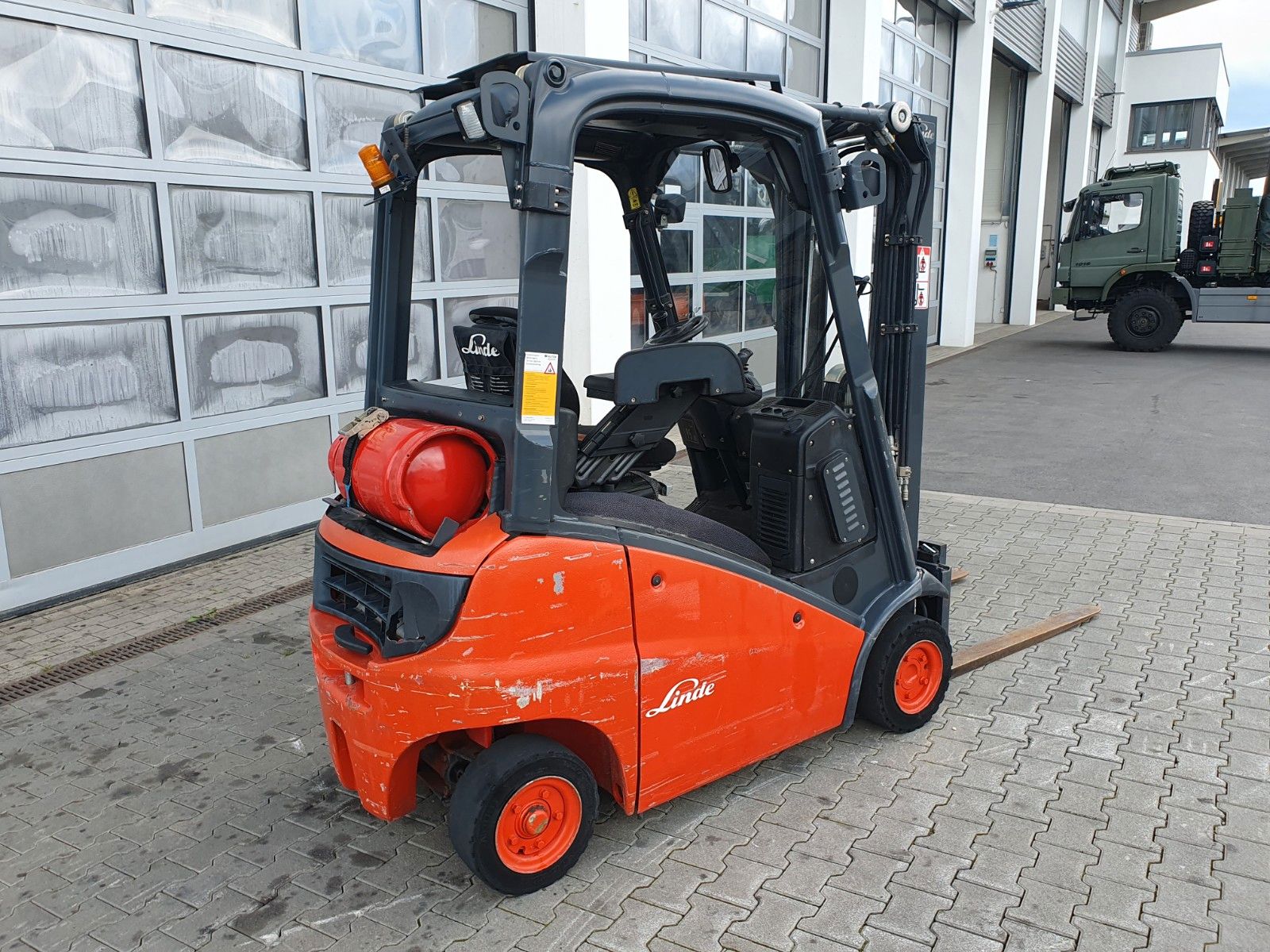 Fahrzeugabbildung Linde H16 T-01 / 4,6m /  nur: 3.260h / Gas / SS