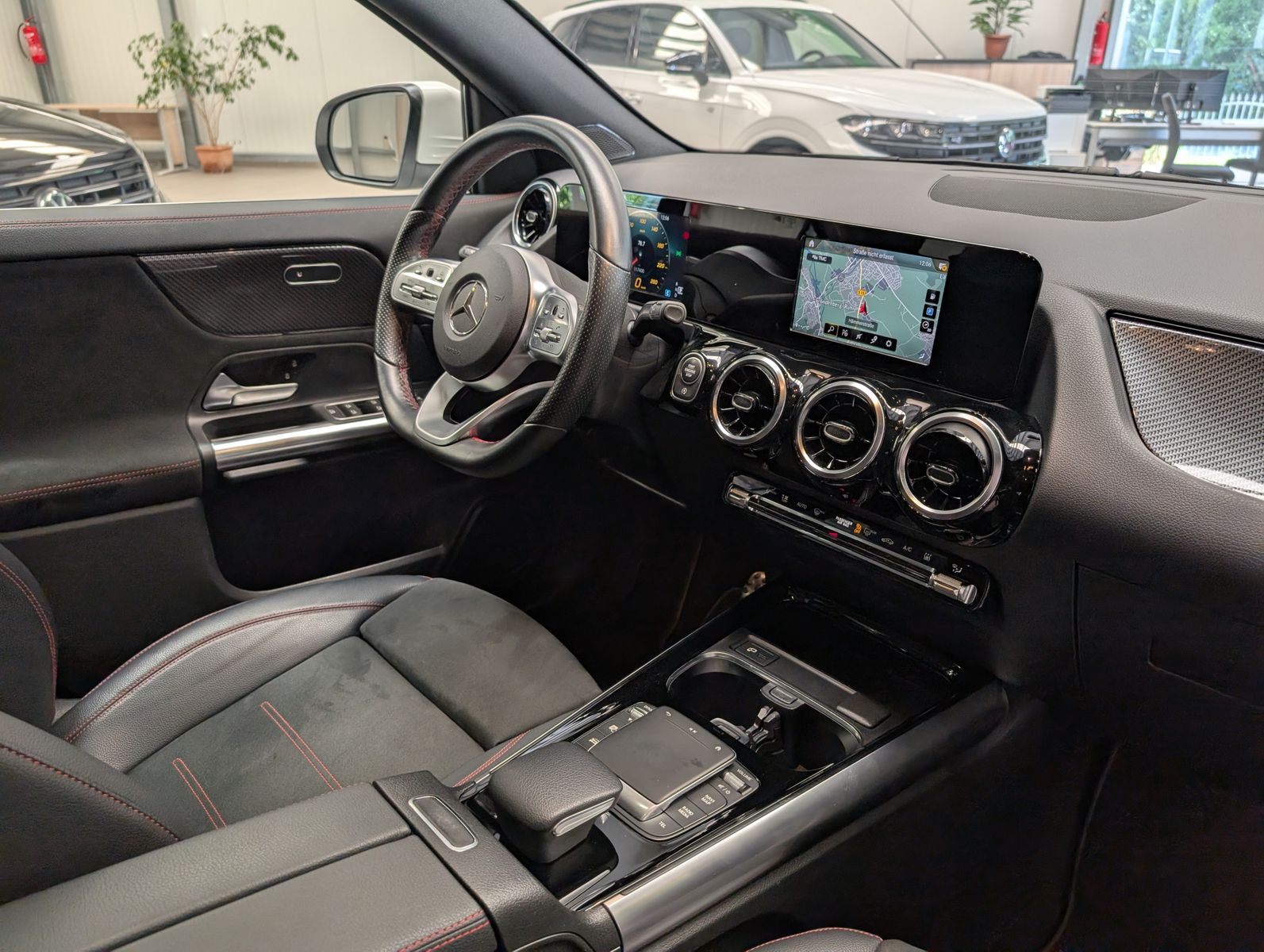 Fahrzeugabbildung Mercedes-Benz GLA 200 d DCT AMG-Line LED StandHz Dinamica Pano