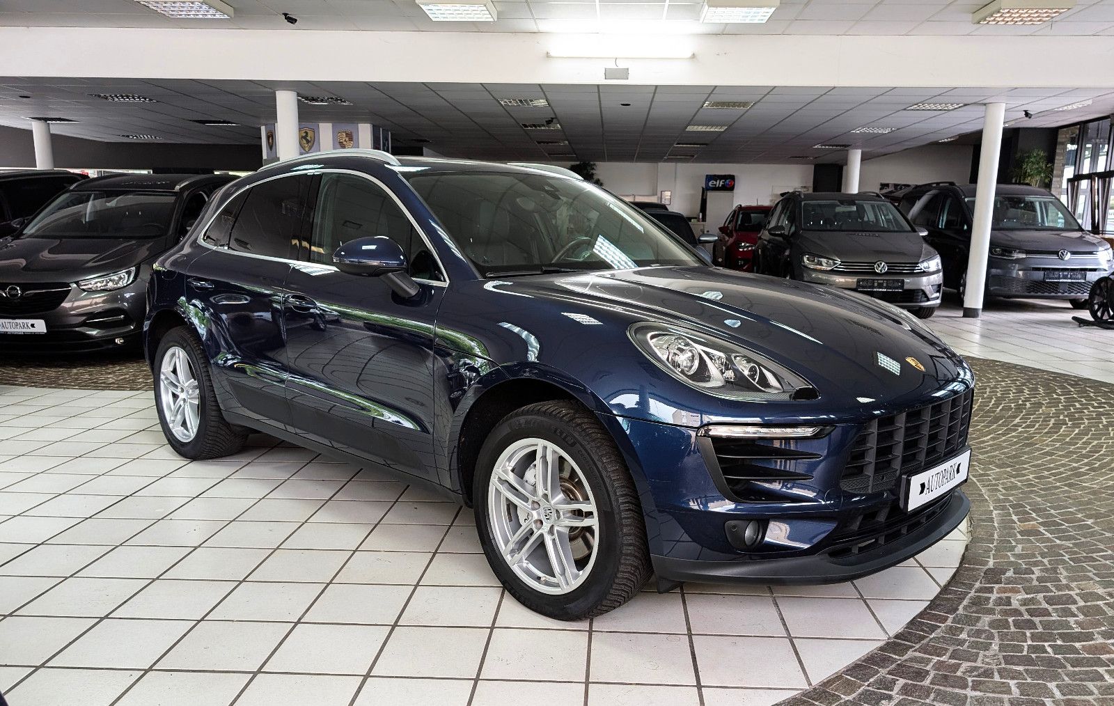 PORSCHE Macan