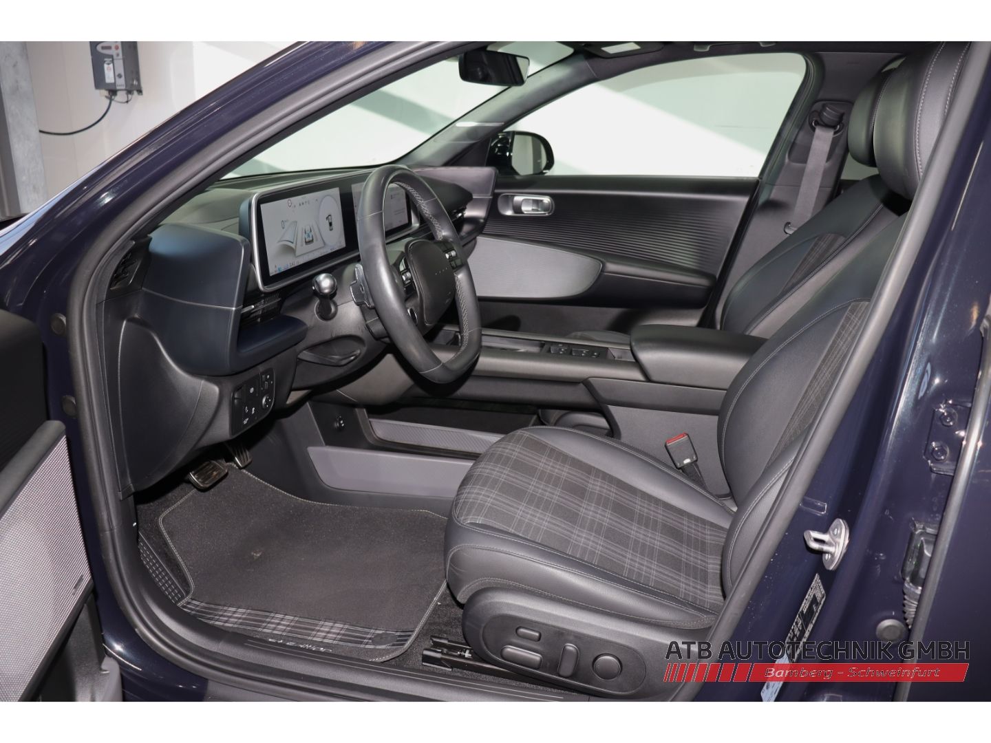 Fahrzeugabbildung Hyundai IONIQ 6 First Edition 77,4 kWh 4WD SOH 95,8% Nav