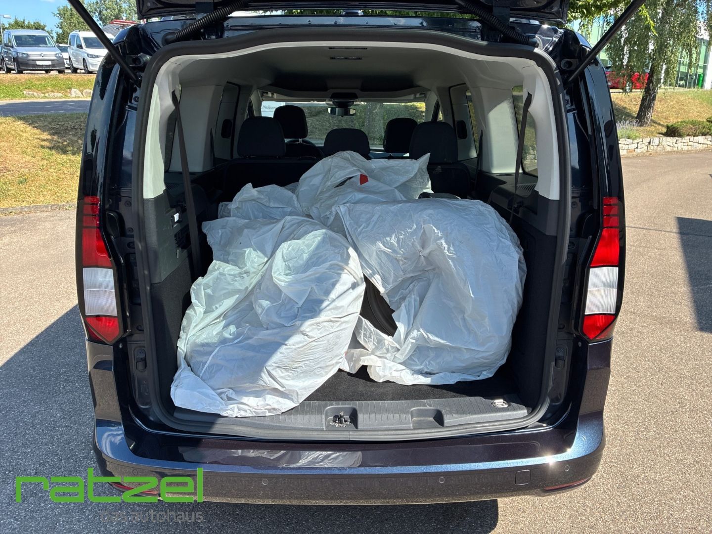 Fahrzeugabbildung Volkswagen Caddy Maxi Life 7-Sitzer 2.0 TDI +PDC+NAVI+Schie