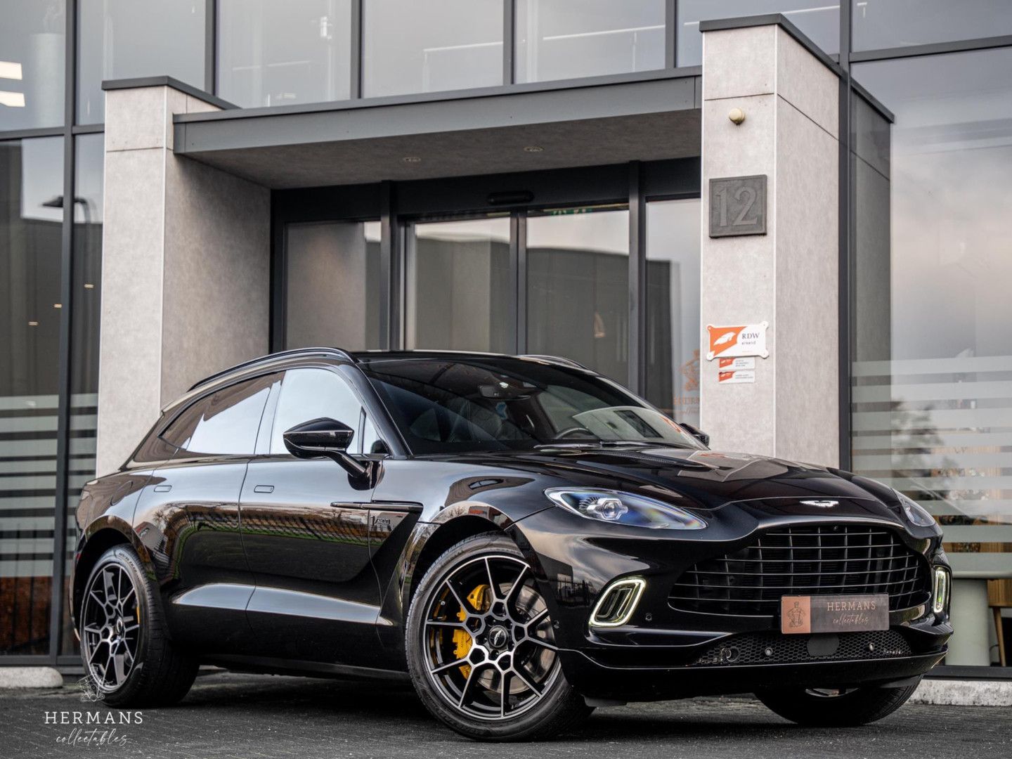 ASTON MARTIN DBX