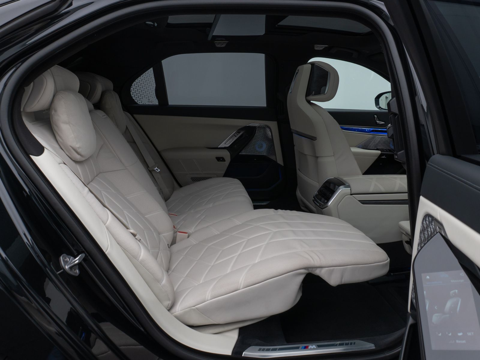 Fahrzeugabbildung BMW M760e Sky Lounge B&W Fond Ent M-Performance Voll