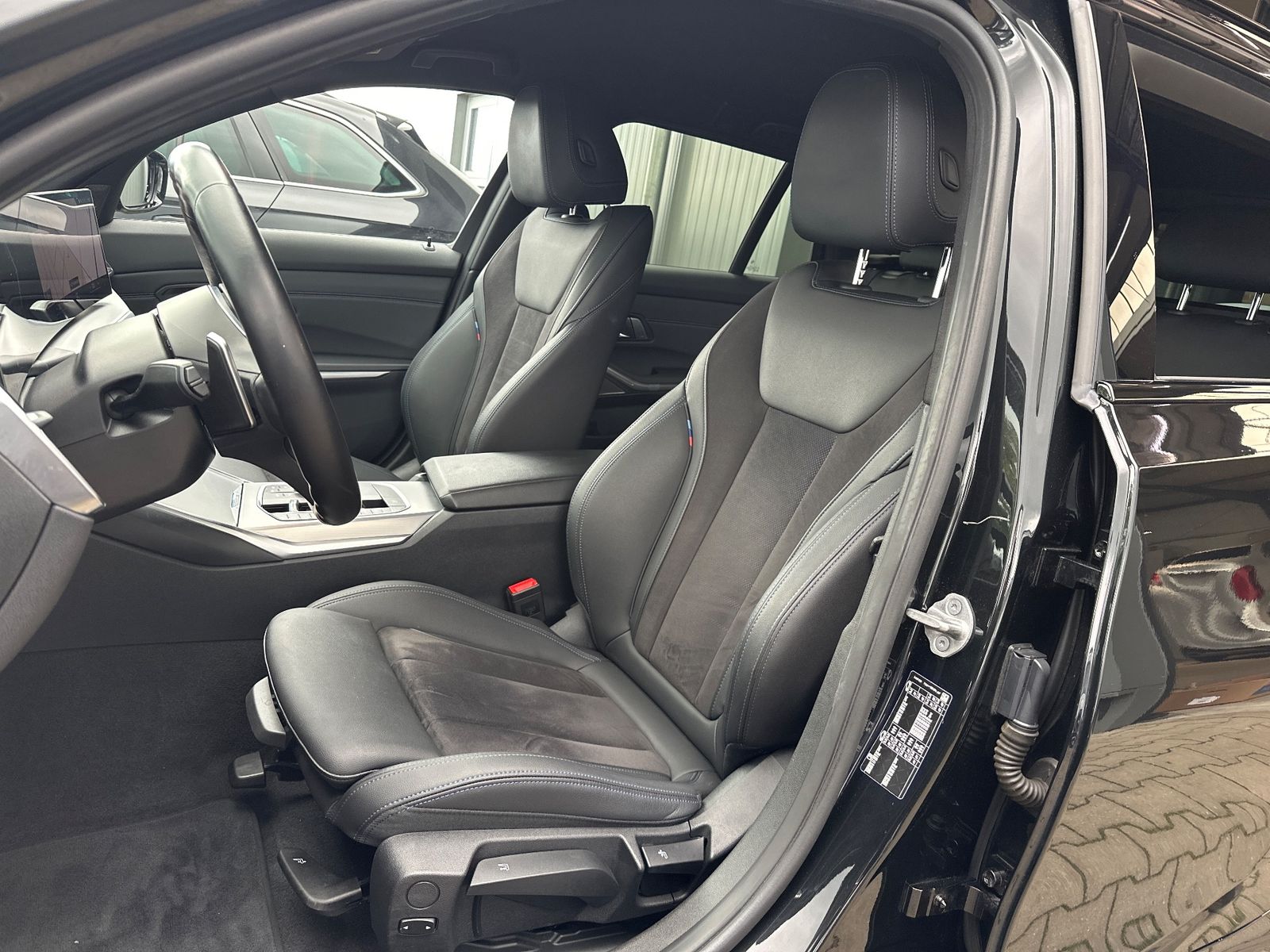 Fahrzeugabbildung BMW 320 d Touring M-Sport NAV+LED+KAMERA+H&K+18ZO+DA