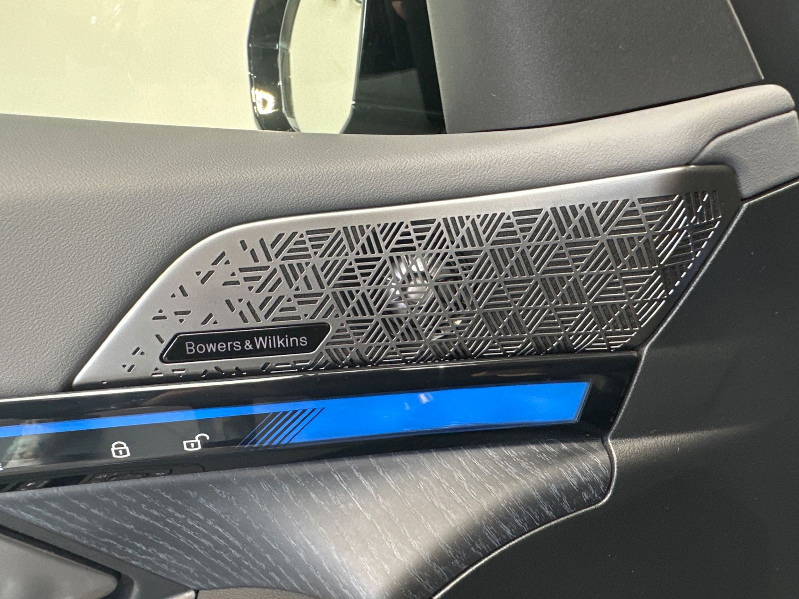 Fahrzeugabbildung BMW i5 M60 xDrive NAV+LED+PANO+AHK+21ZO+360°+DAP+B&W