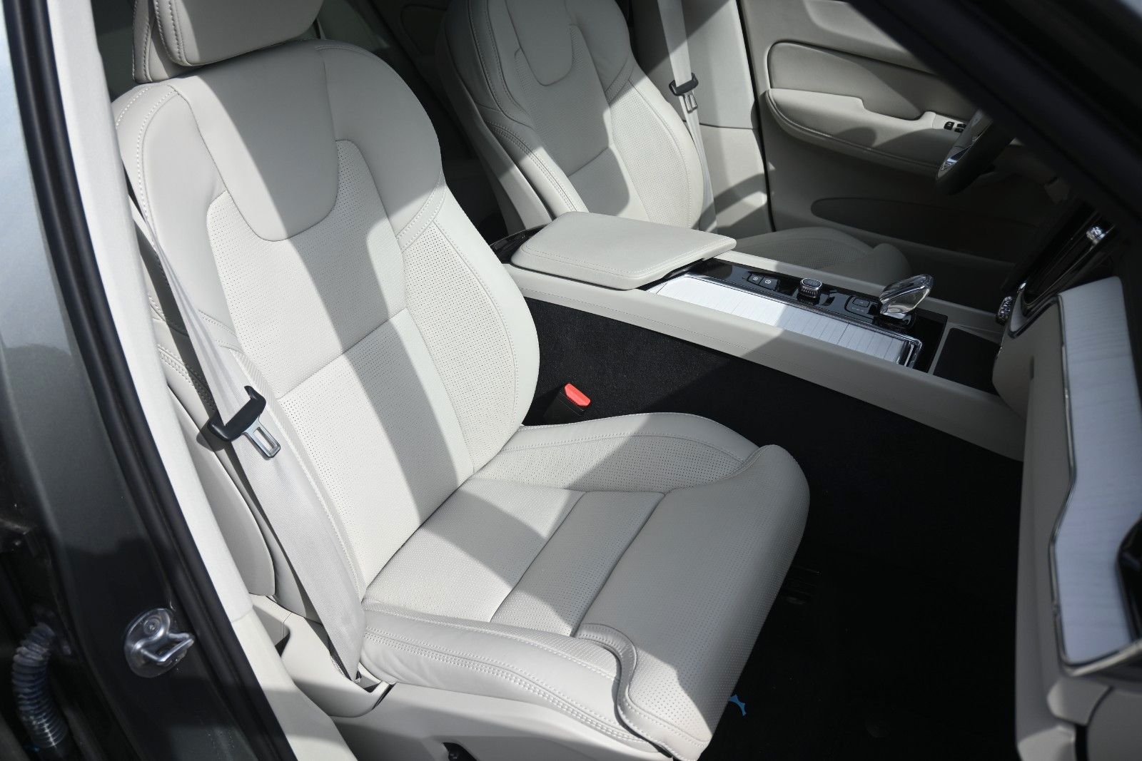 Fahrzeugabbildung Volvo XC60 B5 B  Ultra Dark AWD*B&W*PANO*LUFT*AHK*