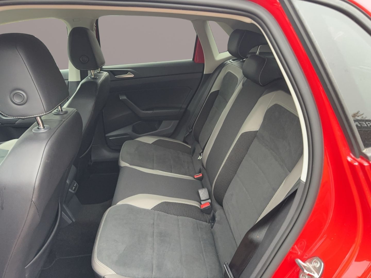 Fahrzeugabbildung Volkswagen Polo VI Highline 1.0 TSI R-Line Paket Sportpaket