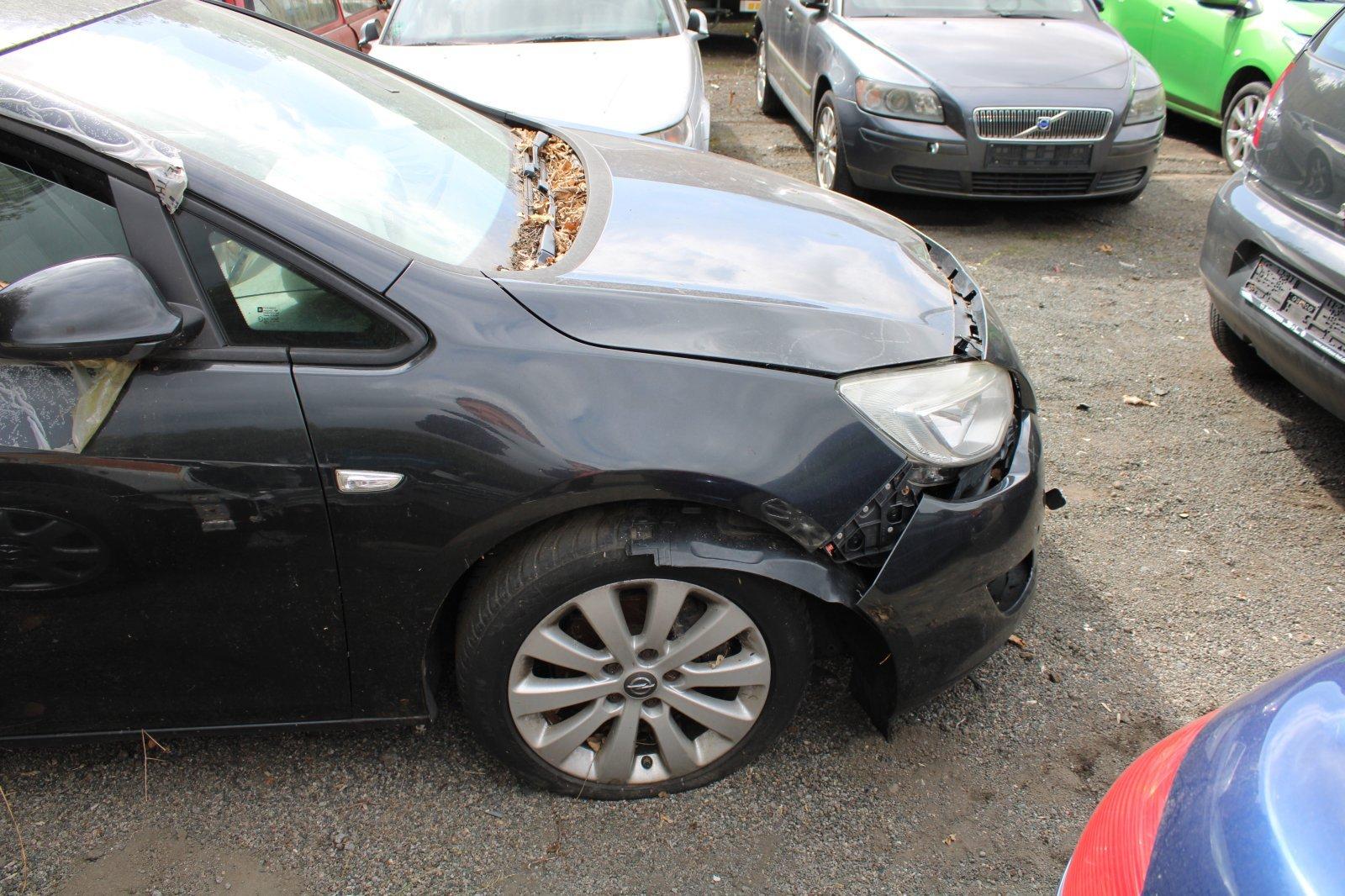 Opel Astra 2012 — rear view