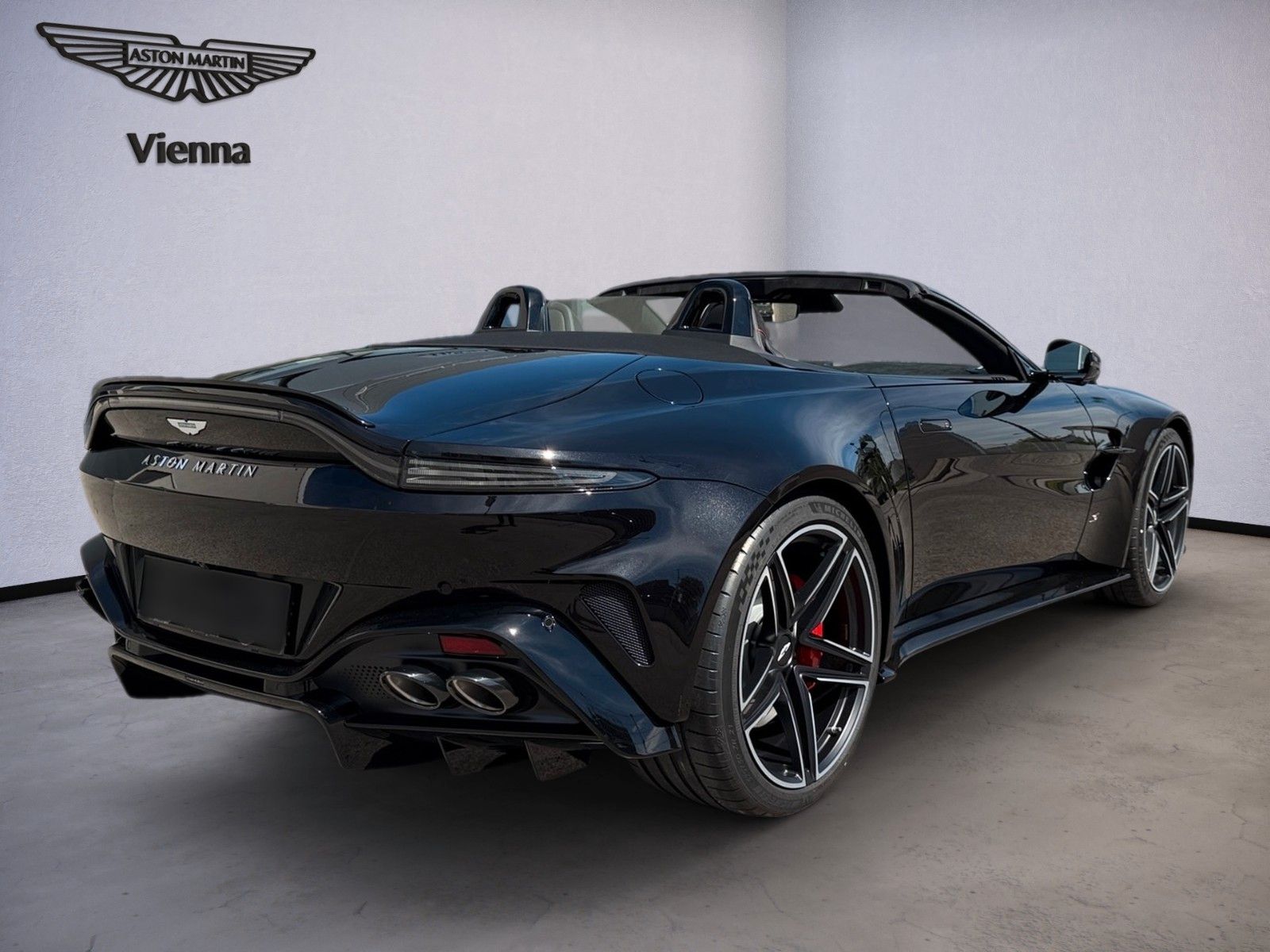 Aston Martin Vantage S Roadster | Onyx Black | InteriorCarbon imagem 3