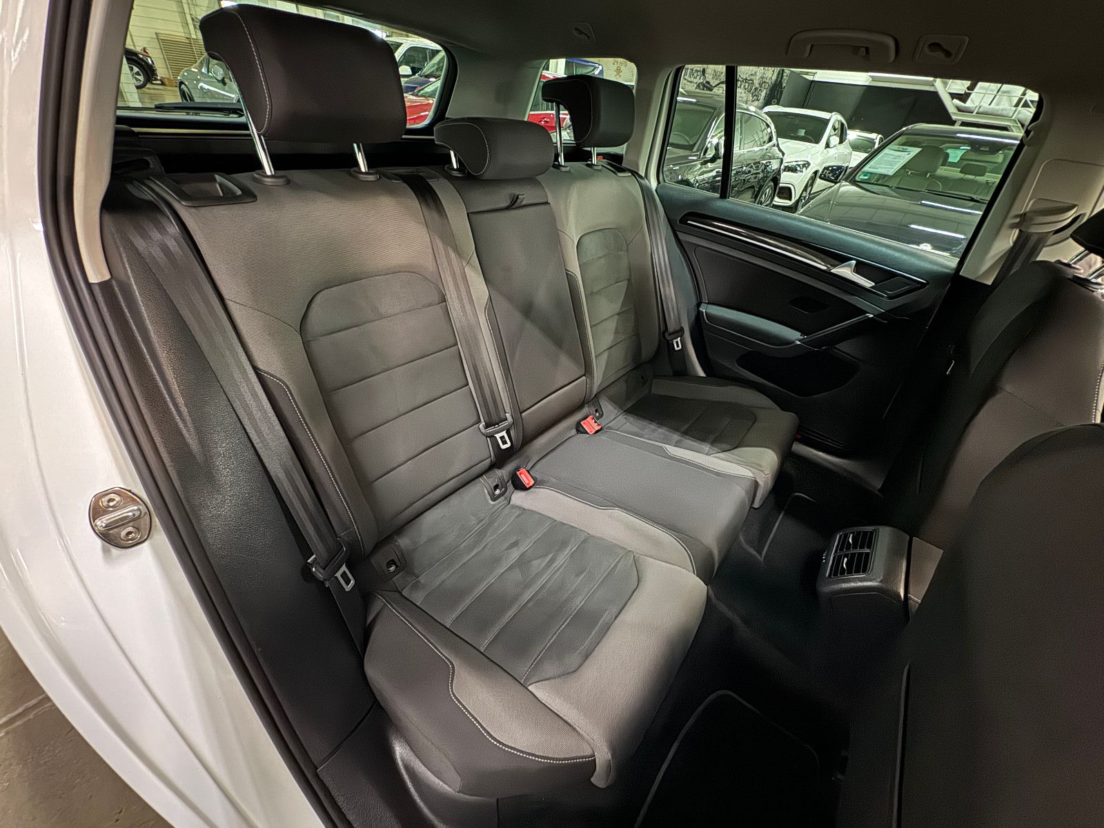 Fahrzeugabbildung Volkswagen Golf VARIANT 2.0 TDI DSG R-LINE SPORTPAKET VOLL
