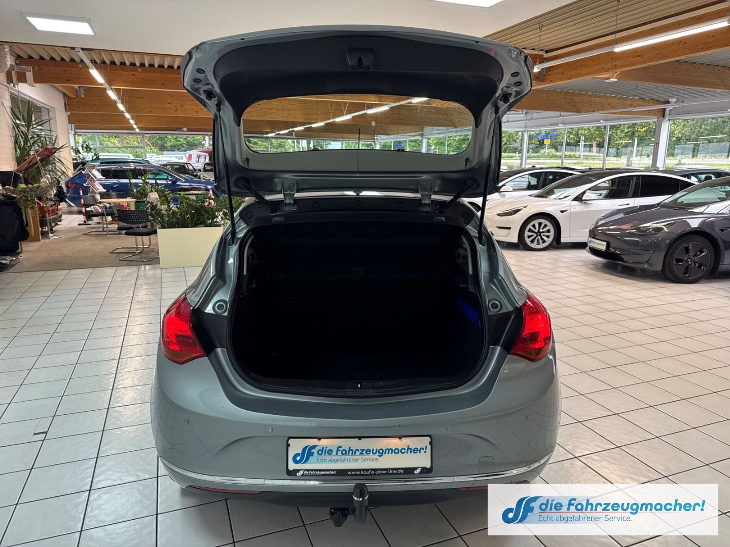 Fahrzeugabbildung Opel Astra J Selection 1.6 GA Klima el.SP Spieg. behe