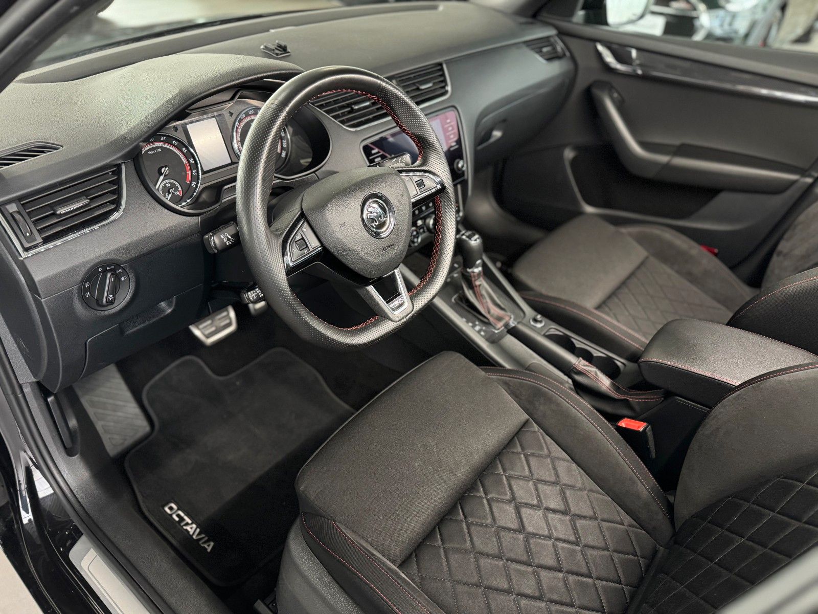 Fahrzeugabbildung SKODA Octavia Combi 2.0 TDI RS 4x4   "ACC Park-Paket"
