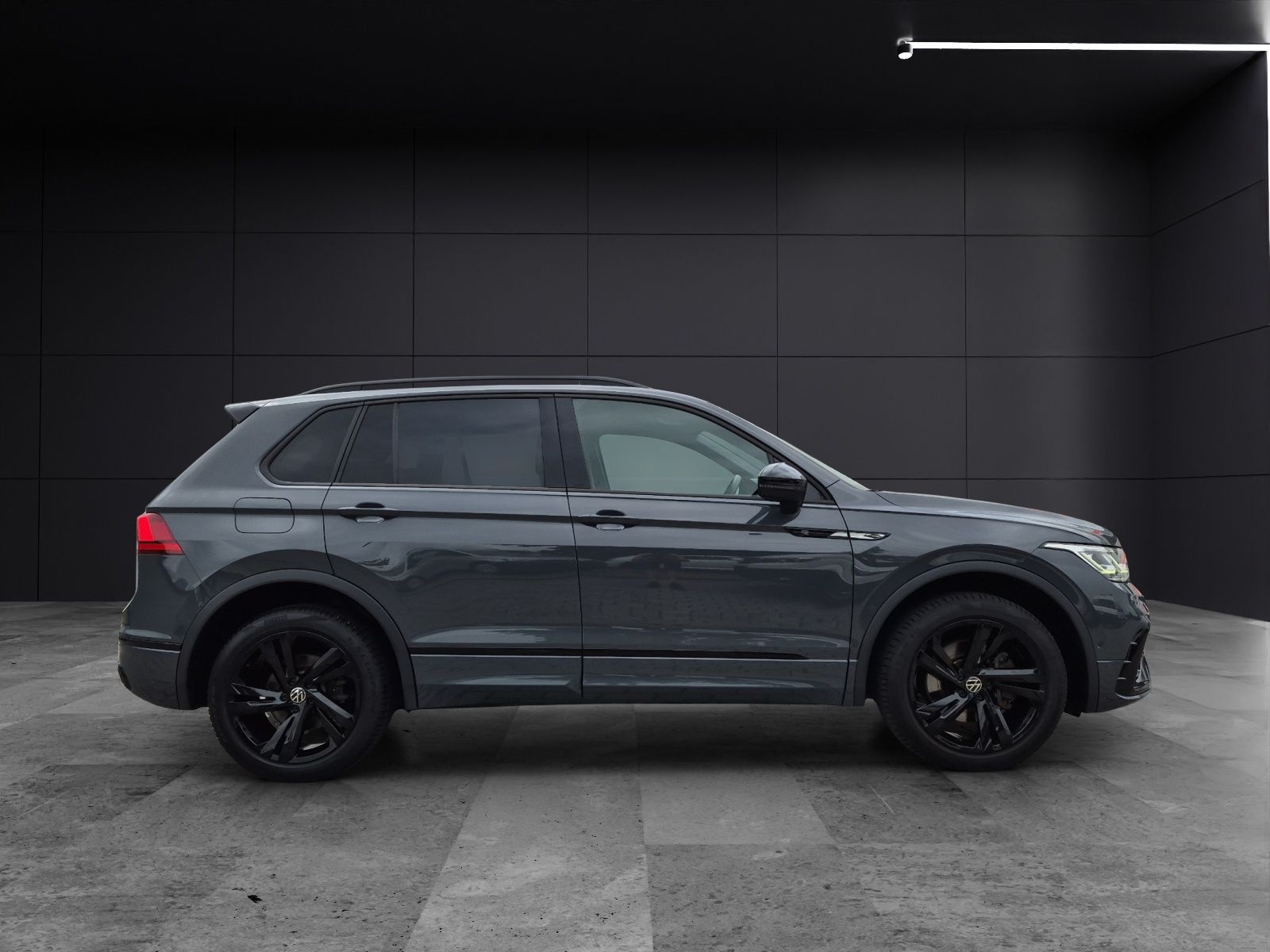Fahrzeugabbildung Volkswagen Tiguan TSI R-Line 4M DSG Matrix AHK Navi ACC RFK