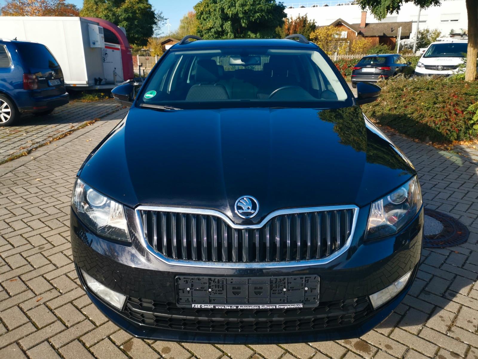Skoda Octavia 2015 — rear view